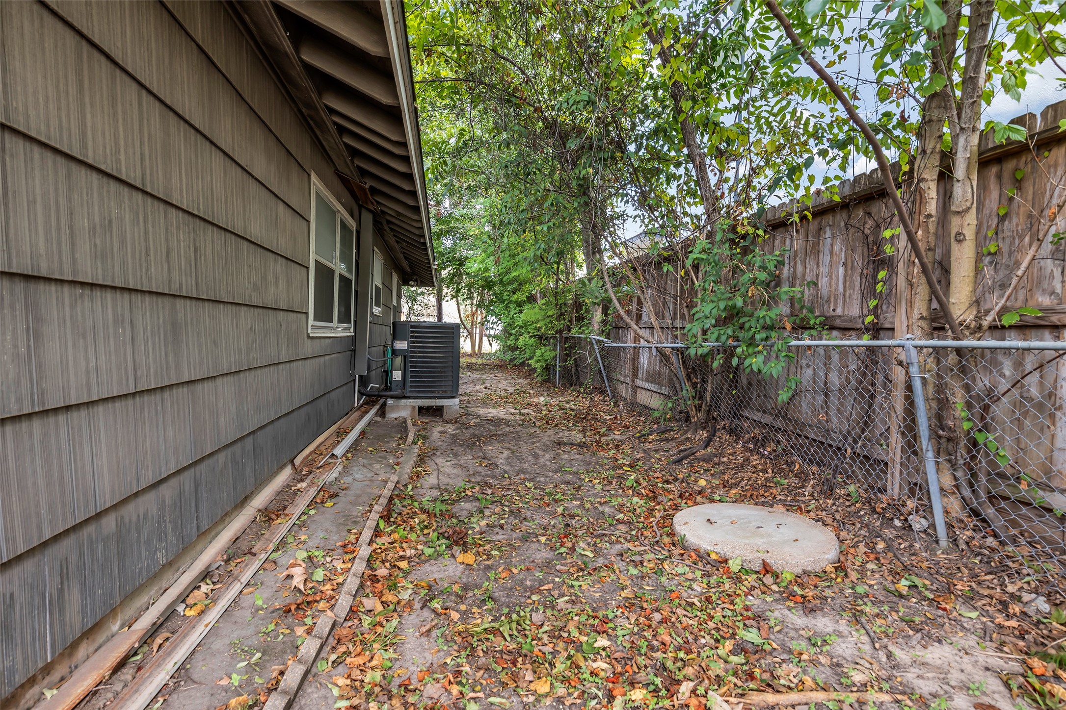 Additional side yard space along the fenced property line. Additional side yard space along the fenced property line.