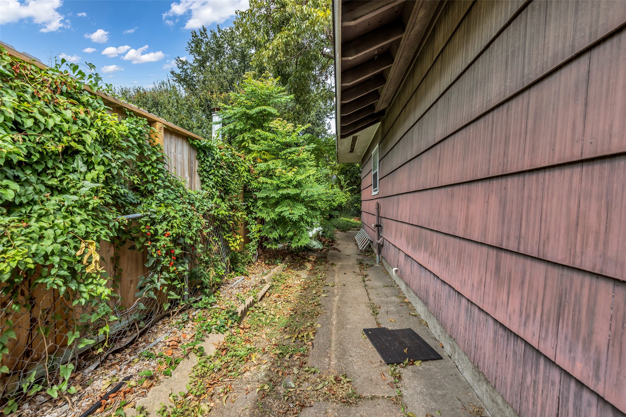 A fenced lot with easy access to Uptown dining, shopping and major freeways. A fenced lot with easy access to Uptown dining, shopping and major freeways.