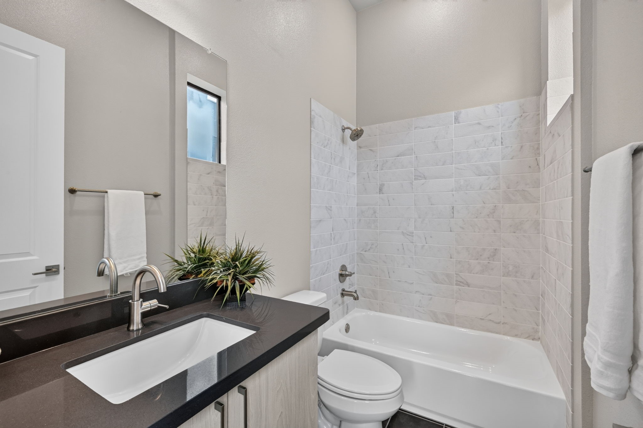 This is the 3rd bedroom/office en-sute bath