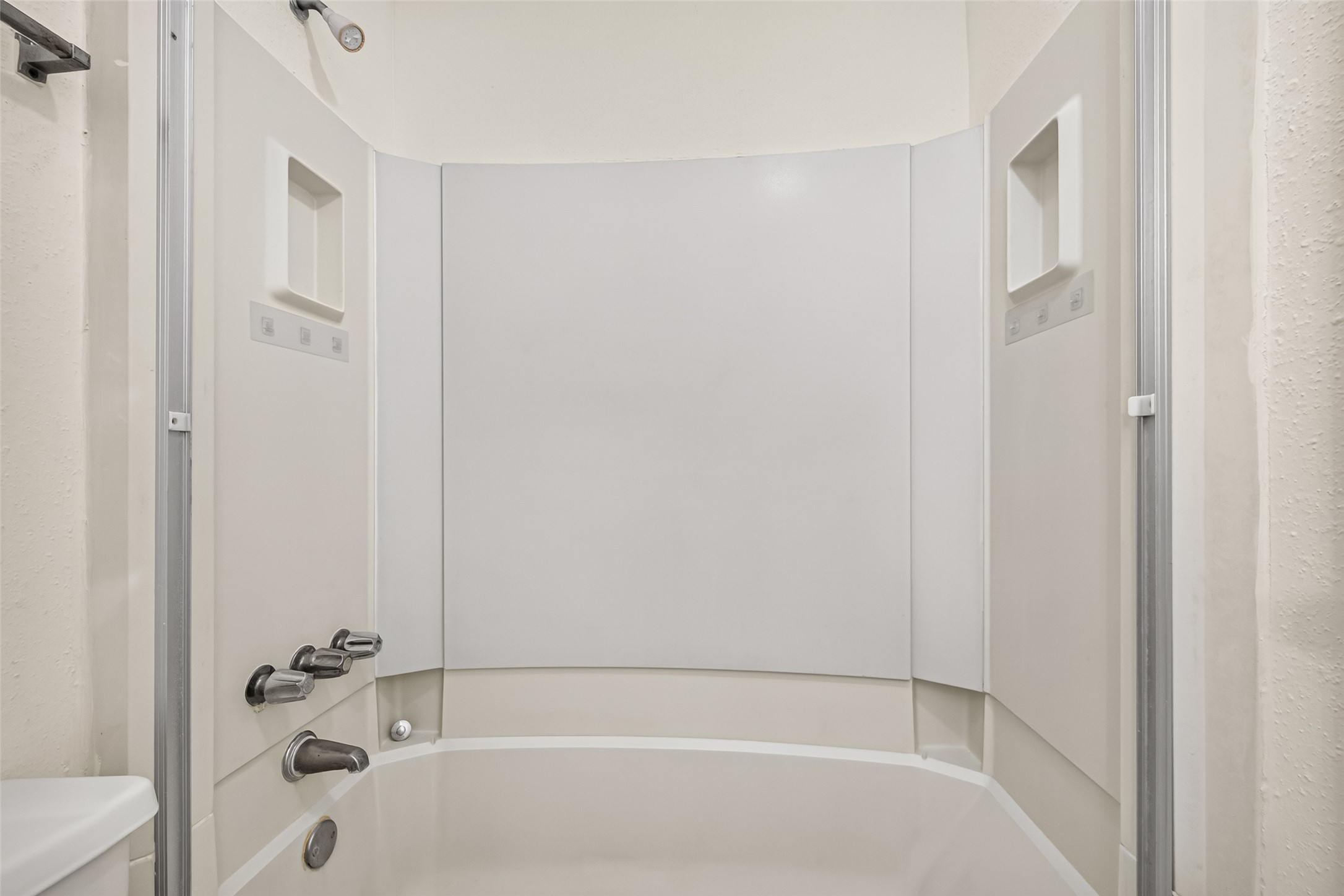 this pic show a  tubshower combination, offeringboth style and functionality on the secondary primary bedroom.