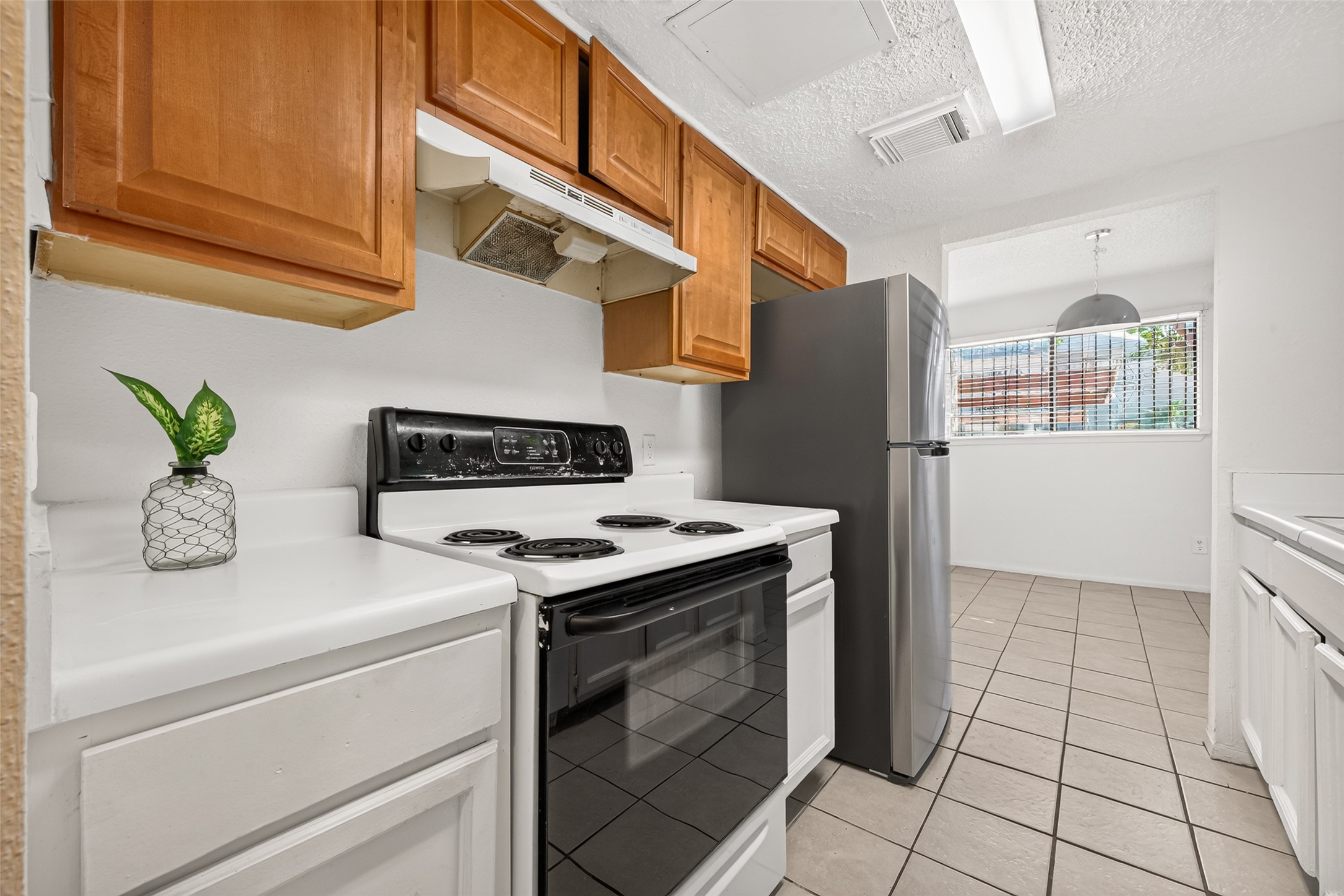 Kitchen features a classic electric stove/oven and refrigerator.