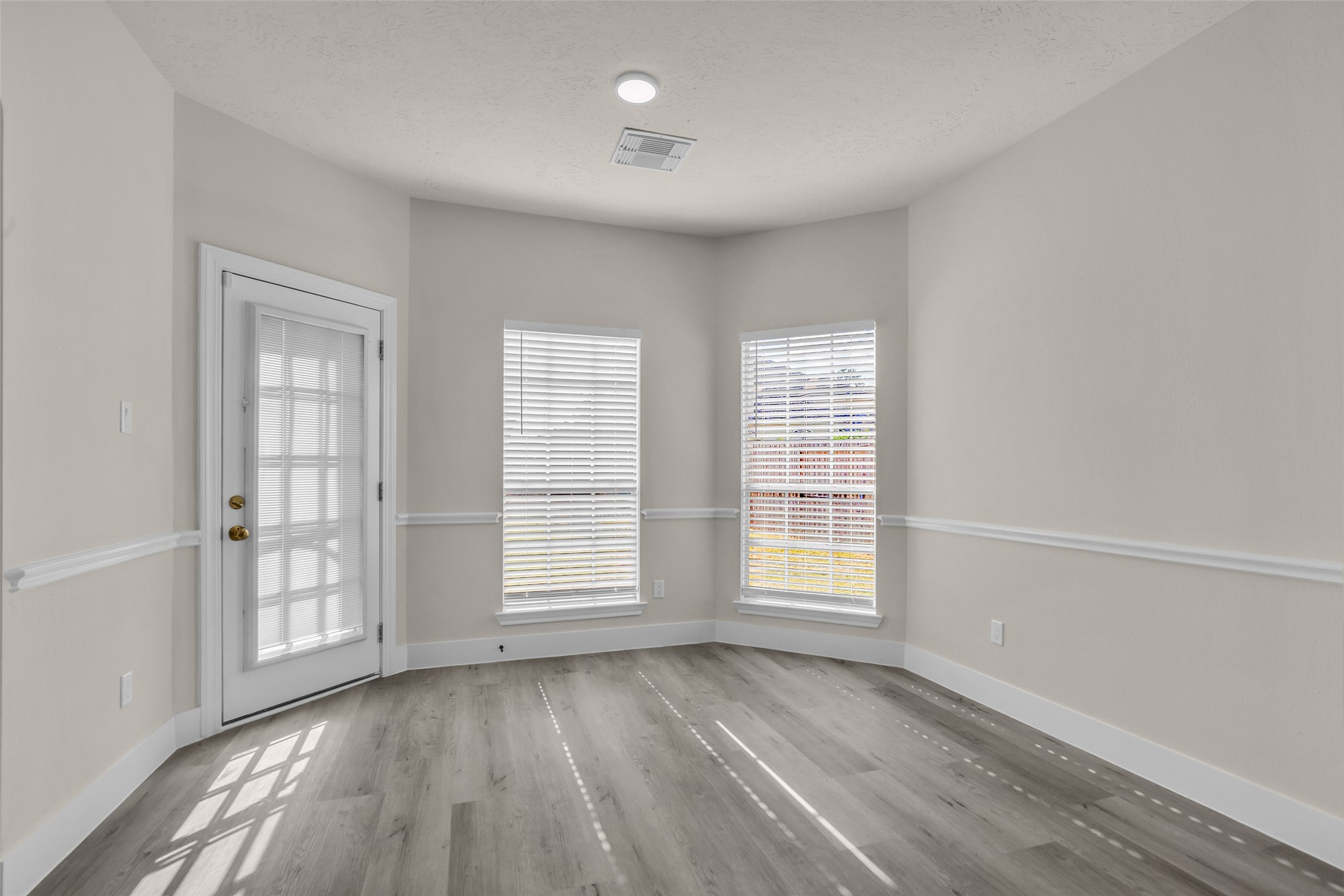 Your cozy breakfast nook!