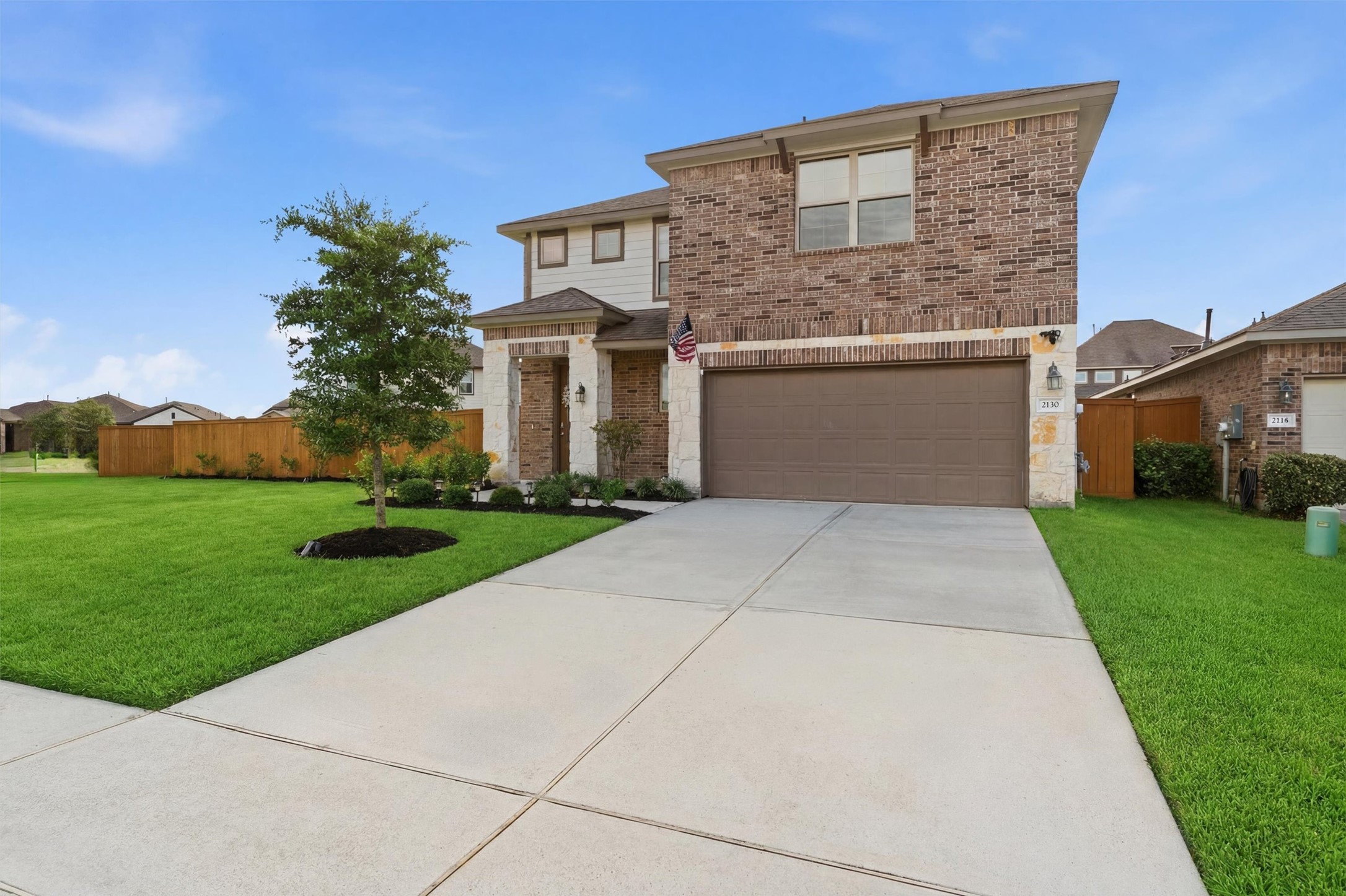 The property features a welcoming front yard with neat landscaping and a driveway, set against a backdrop of a serene evening sky. The property features a welcoming front yard with neat landscaping and a driveway, set against a backdrop of a serene evening sky.