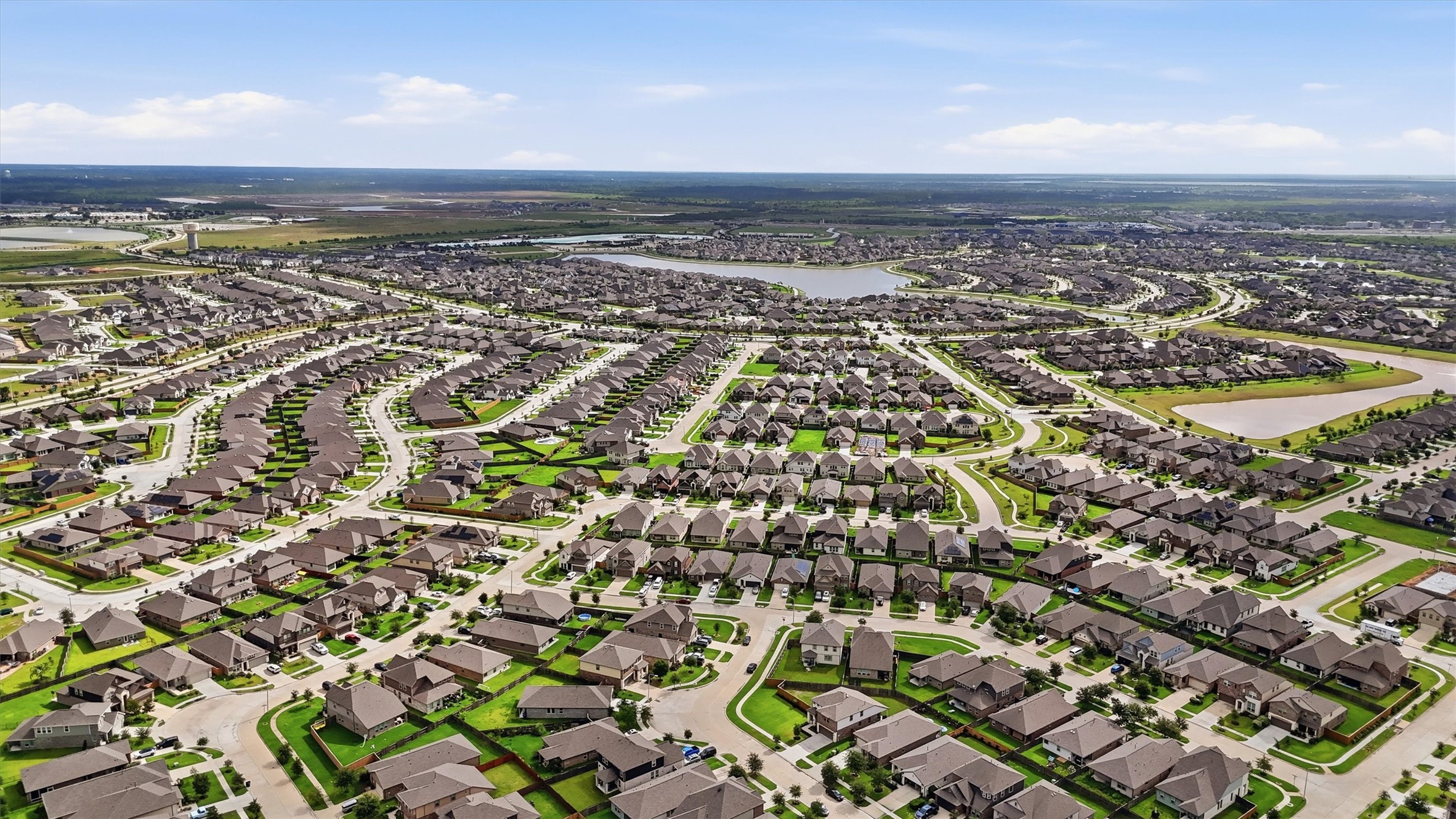 Another aerial photo showcasing Lago Mar.