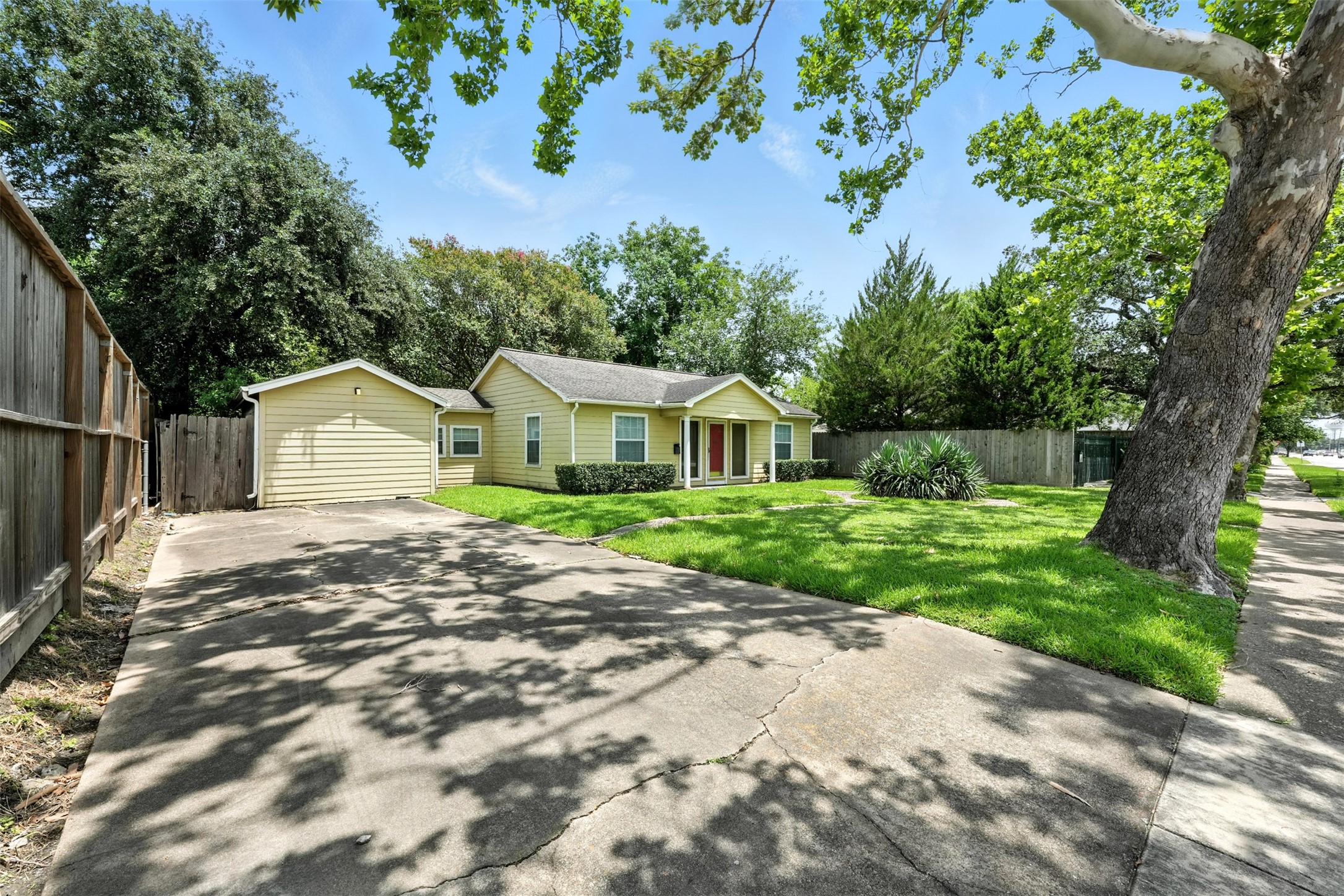 6305 S Rice Avenue, Bellaire, TX 77401