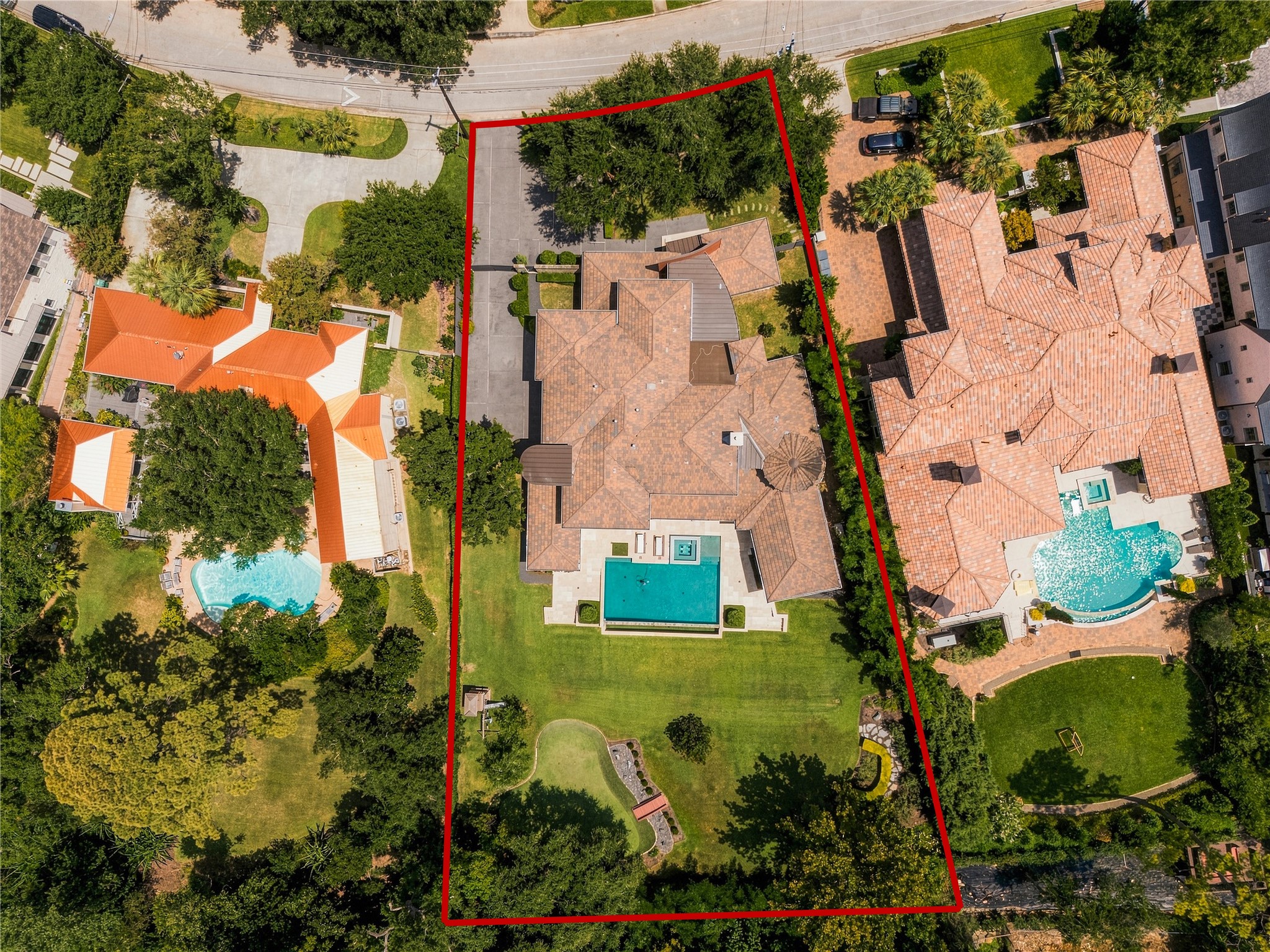 A perspective that reveals what makes the 309 Glenwood so difficult to replicate the residence, gated motor court and 3-car garage occupy only part of the property, leaving remarkable grounds for the heated infinity pool, spa, putting green and expansive lawn. In Crestwood/Glen Cove, this combination of land, privacy and proximity to the heart of Houston is increasingly rare only found on a few streets of the entire neighborhood.