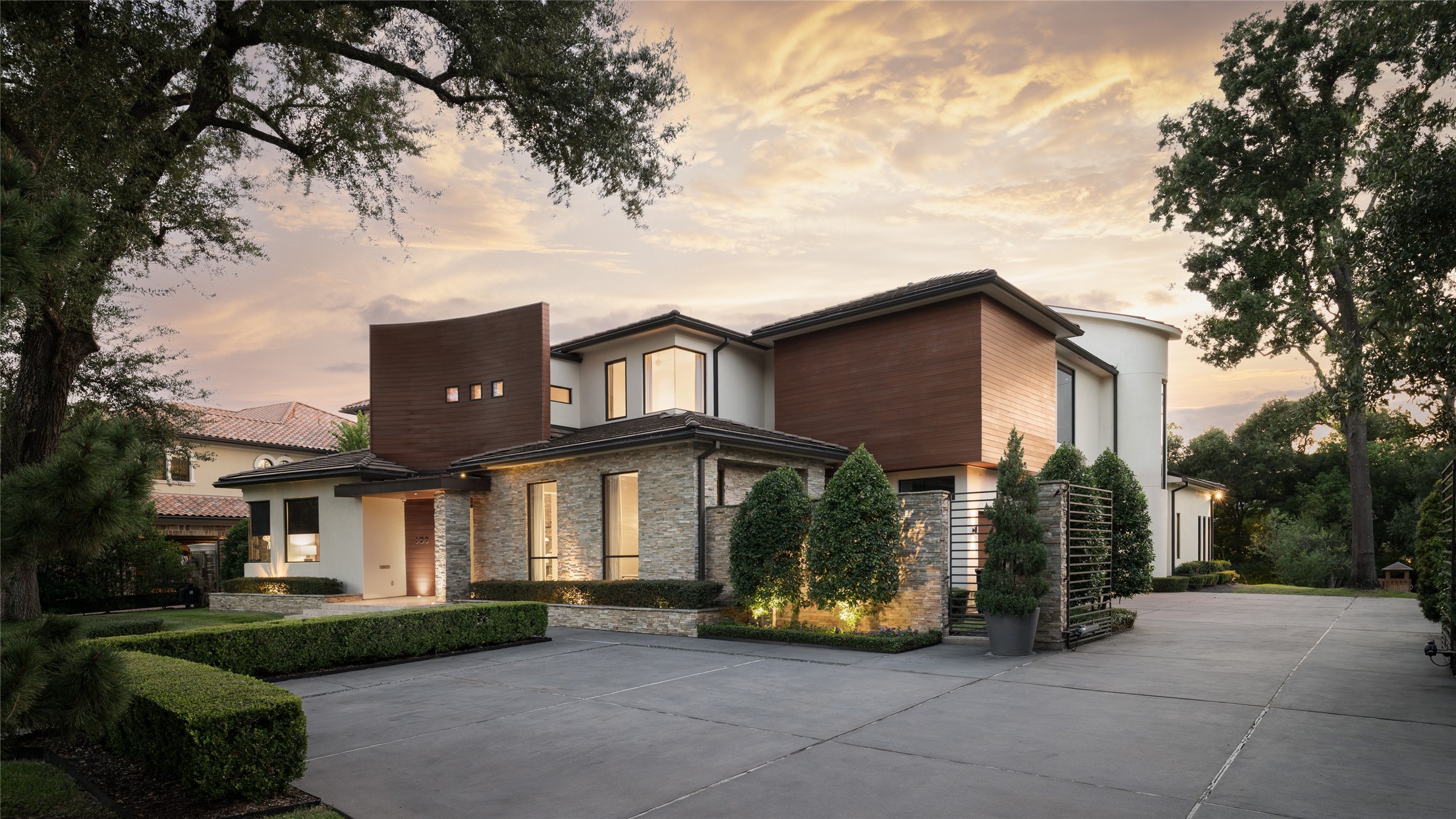Designed by Hollenbeck Architects and custom built by David Gunn for its original and only owner, The Glenwood residence pairs a rare over 31k sf lot, 3-car garage and private gated motor court with an equally irreplaceable location. At the doorstep of Memorial Park nearly 1,500 acres and one of Houstons defining urban landmarks the residence sits moments from its Memorial Park & Golf Course, home of the PGA TOURs Houston Open, while remaining minutes from River Oaks, Uptown, The Galleria and Downtown.