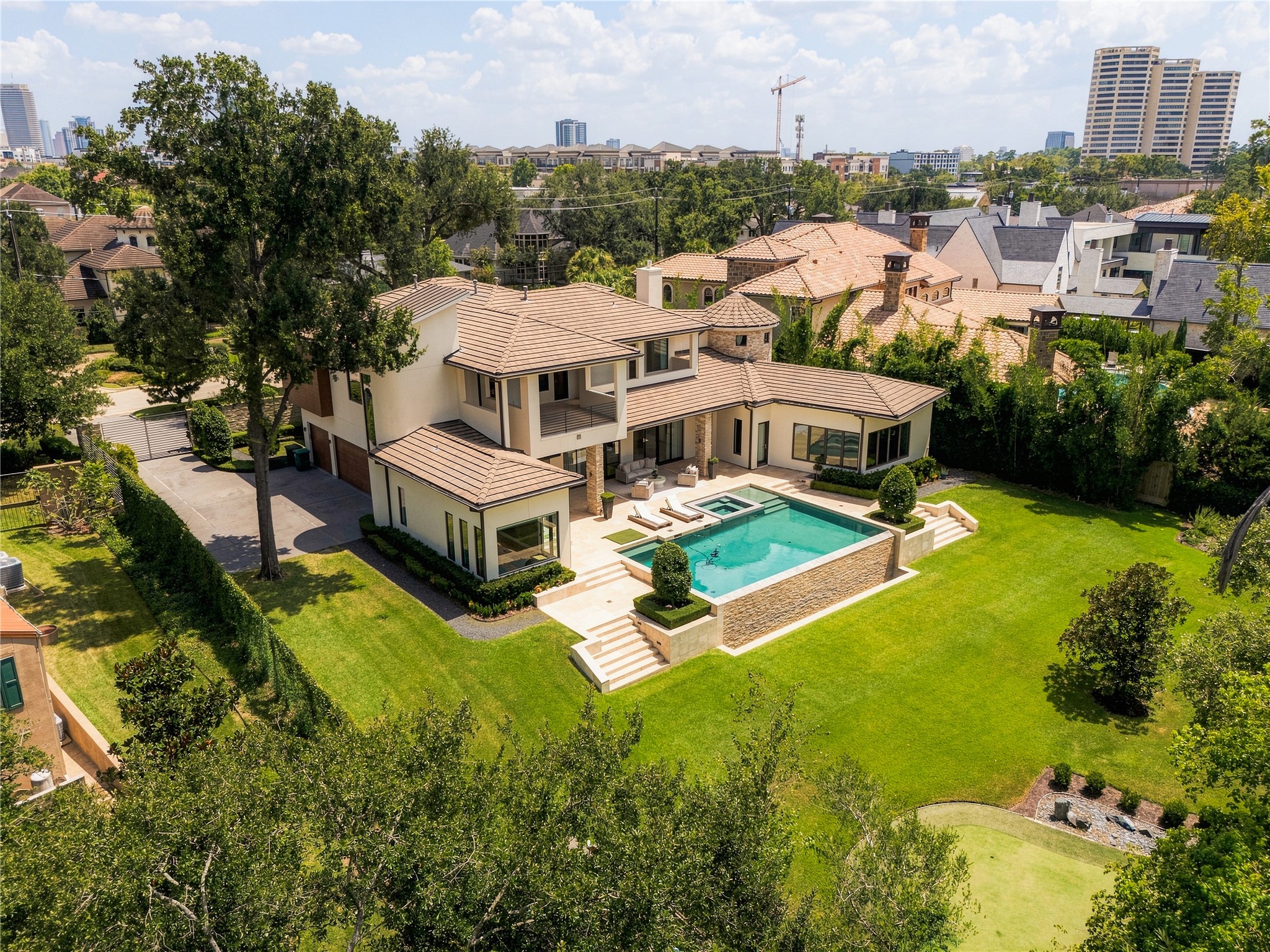 The Glenwood Residence is a rare balance of privacy and proximity the expansive grounds create a resort-like setting around the residence walking distance from Memorial Park, while Houstons skyline remains visible beyond. The heated infinity pool, manicured lawn and multiple outdoor living spaces offer a sense of retreat remarkably close to the heart of the city