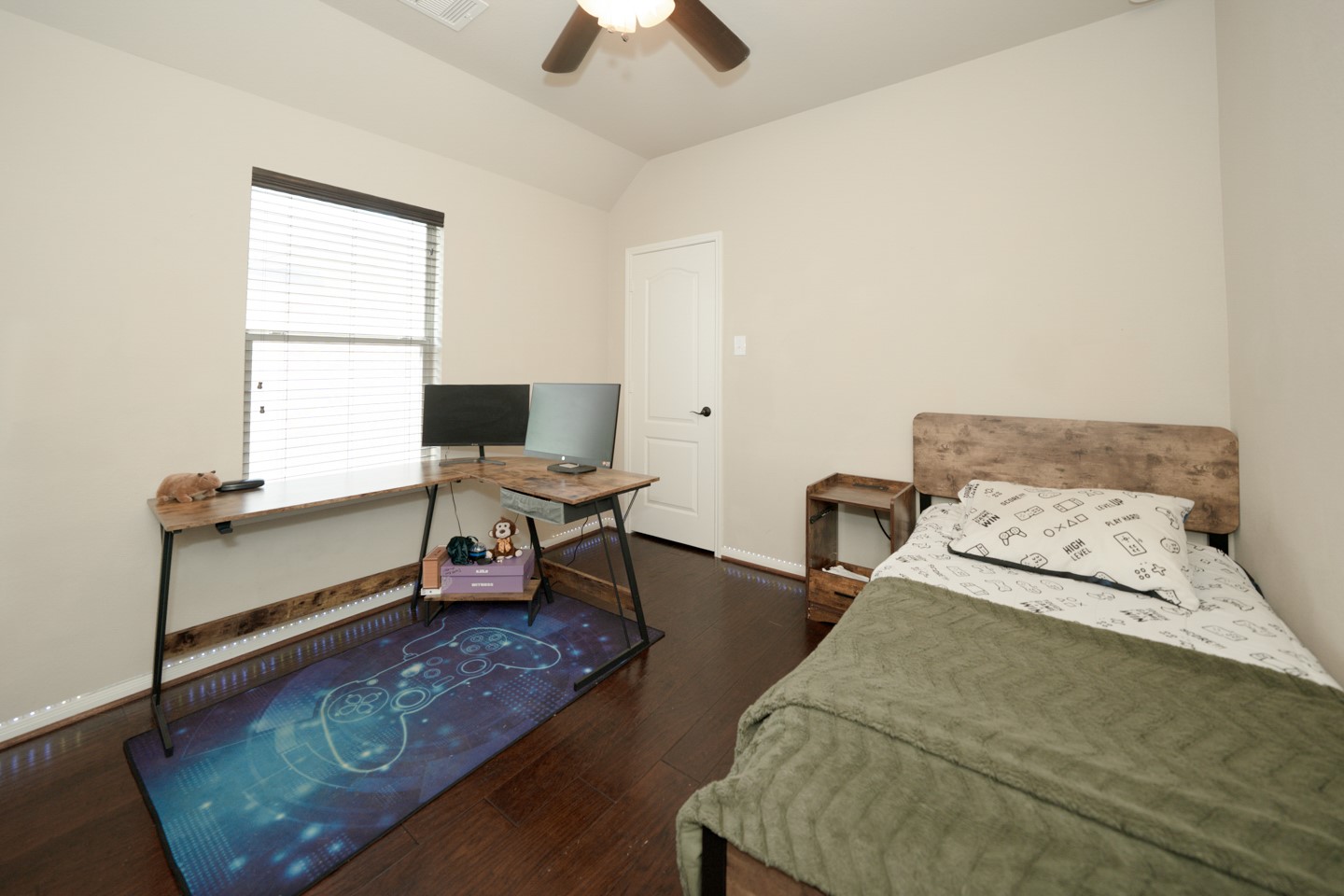 another cozy bedroom