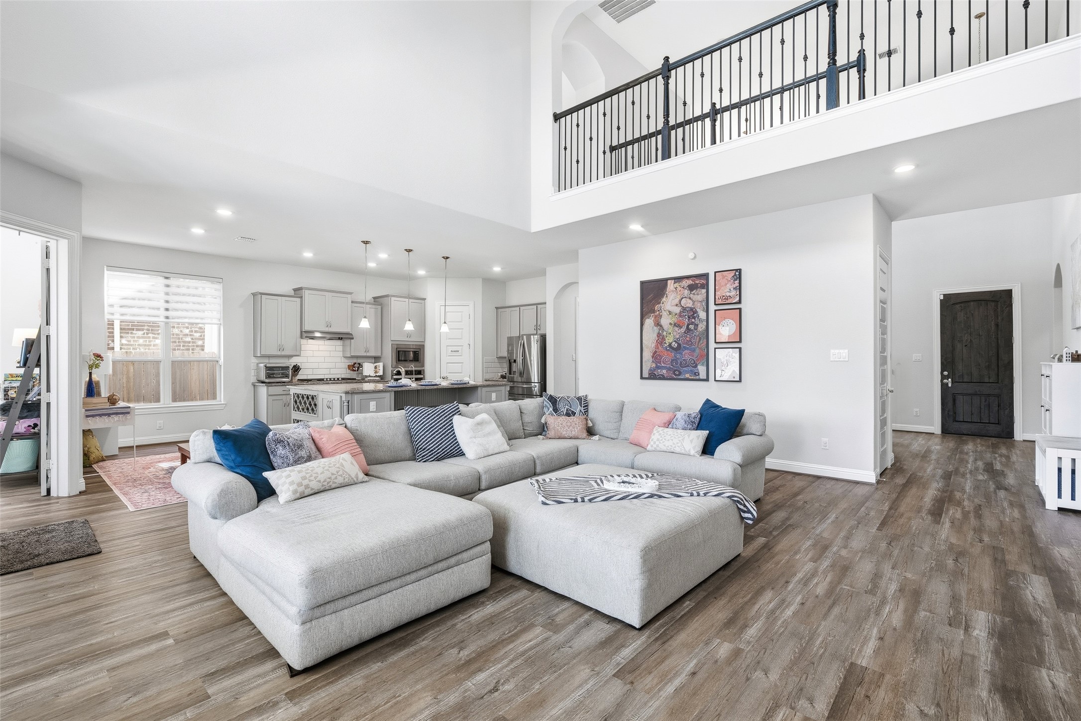 The Oriole floor plan offers a grand living space. The open plan with high ceilings flows , lots of light and space for large furniture overlooks the pool.