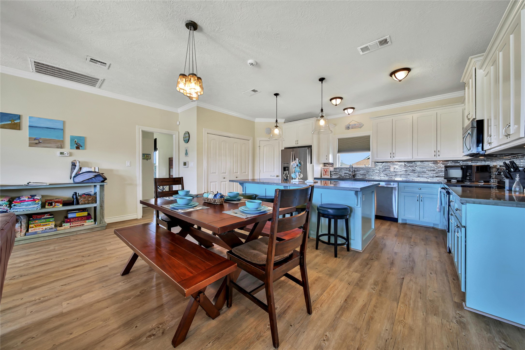 All furnishings included! All furnishings included!