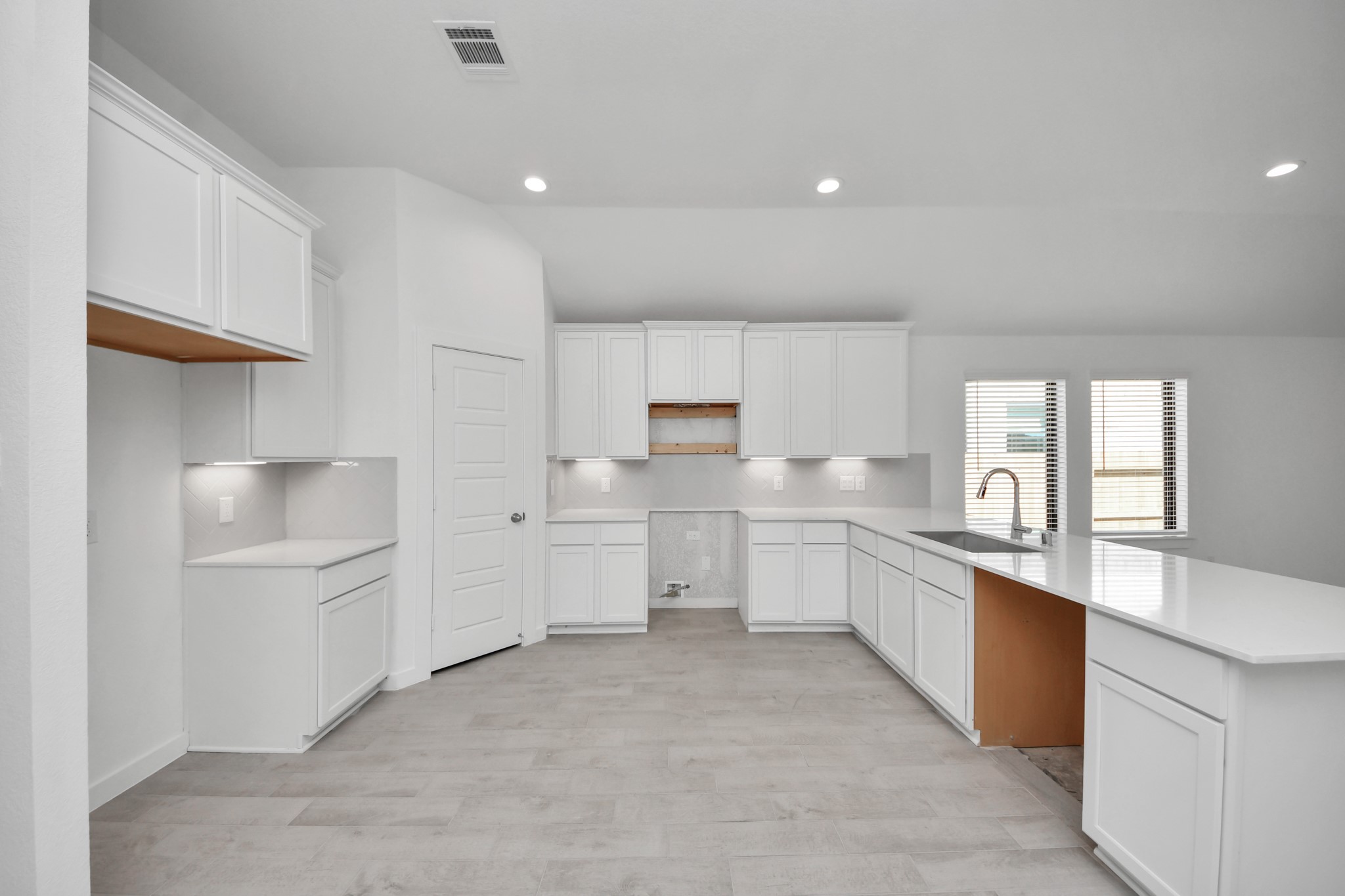 The kitchen is a culinary haven, featuring granite countertops, a tile backsplash, stainless steel appliances, 42 upper cabinets, and undercabinet lighting.