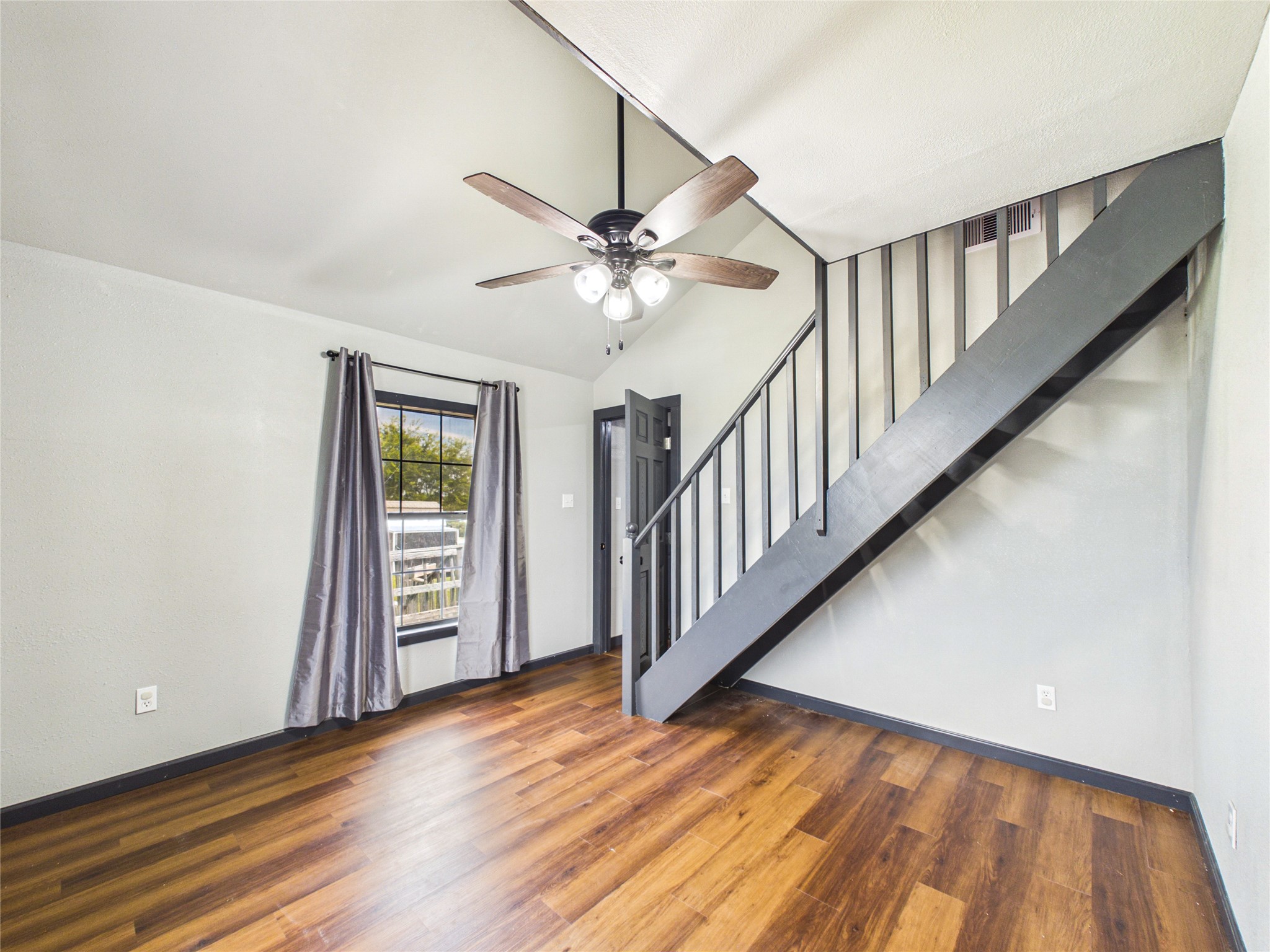 4607 Swan Street, Hitchcock, TX 77563