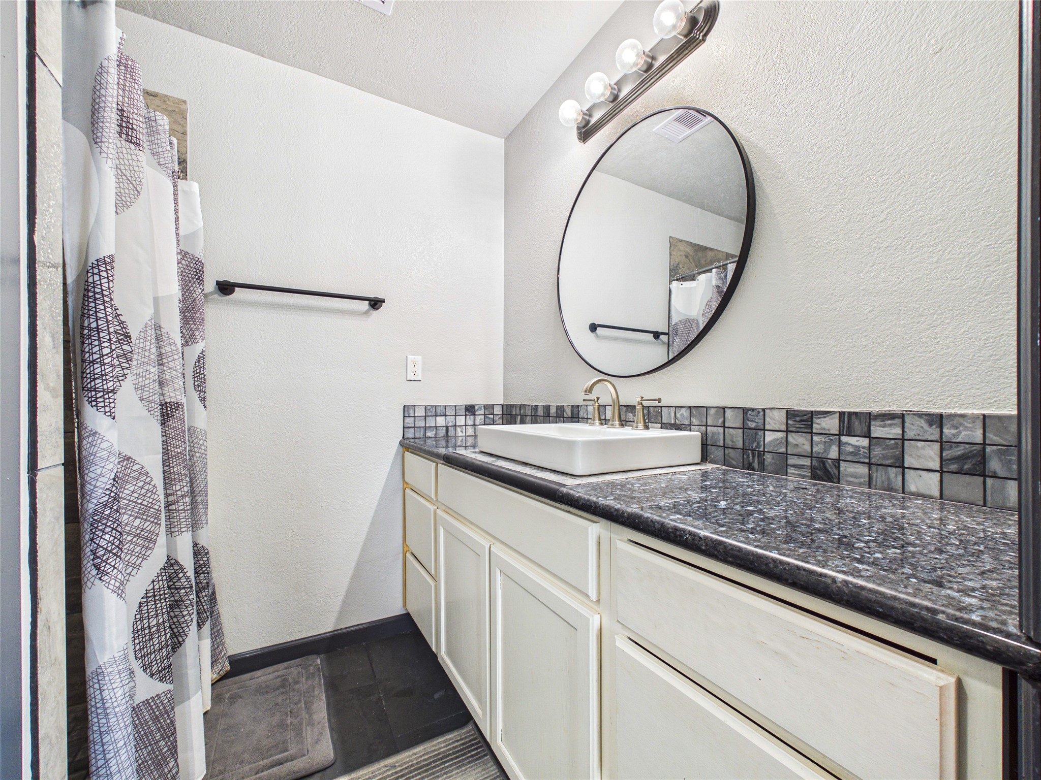 4607 Swan Street, Hitchcock, TX 77563