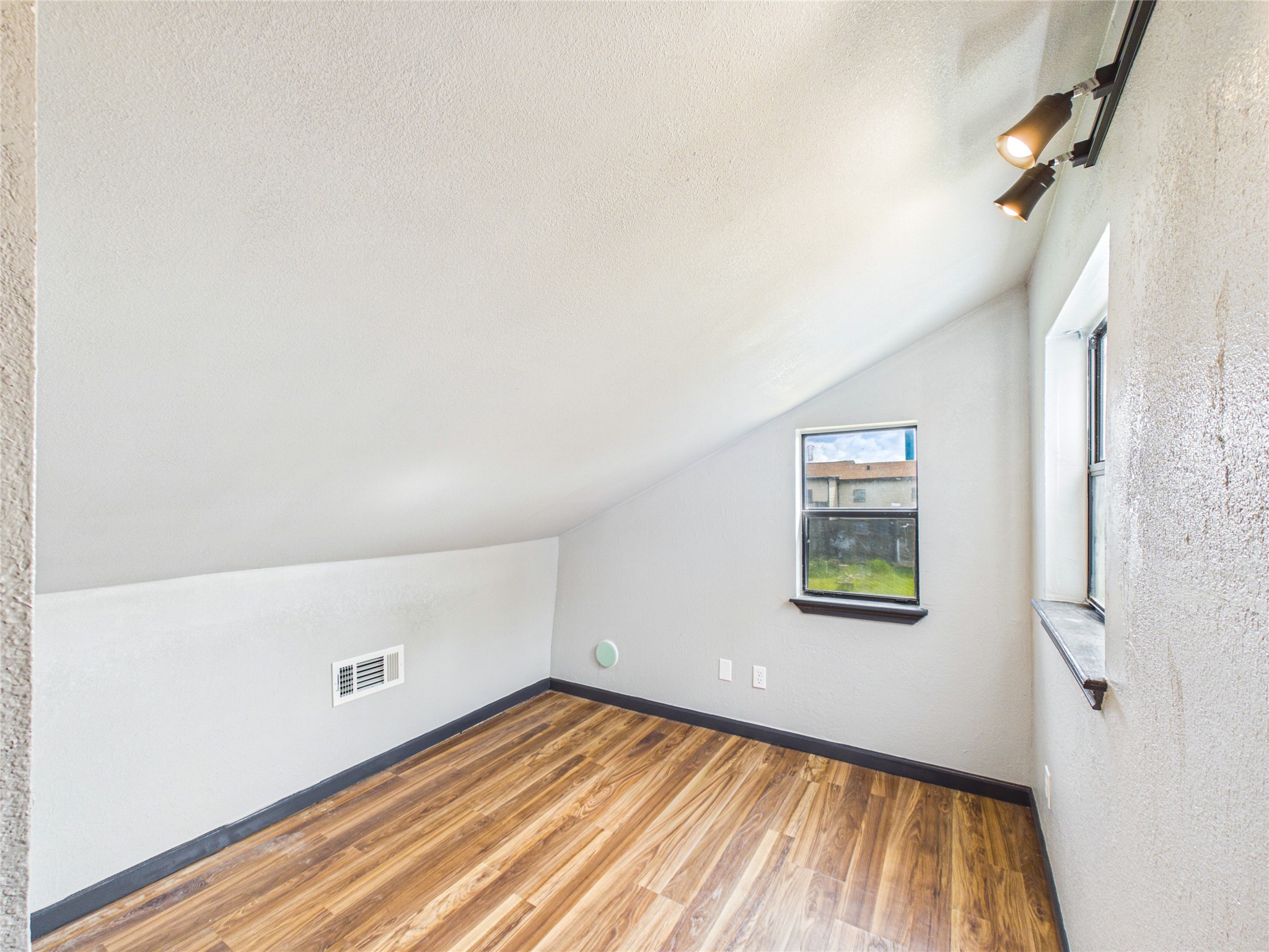 4607 Swan Street, Hitchcock, TX 77563