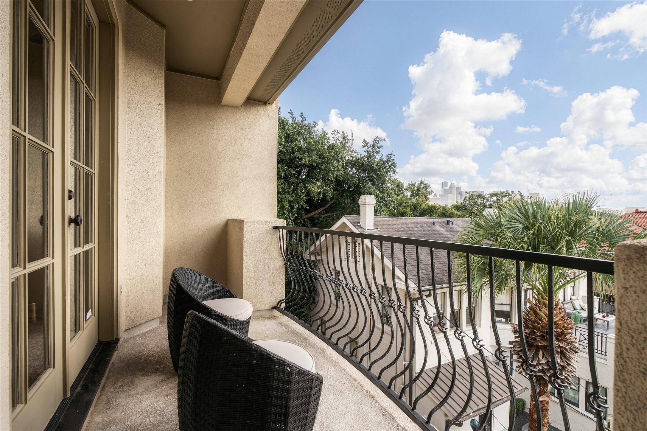 Step outside the primary to a private balcony with a direct sightline toward Downtown Houston, an easy spot for morning coffee or winding down at the end of the day.