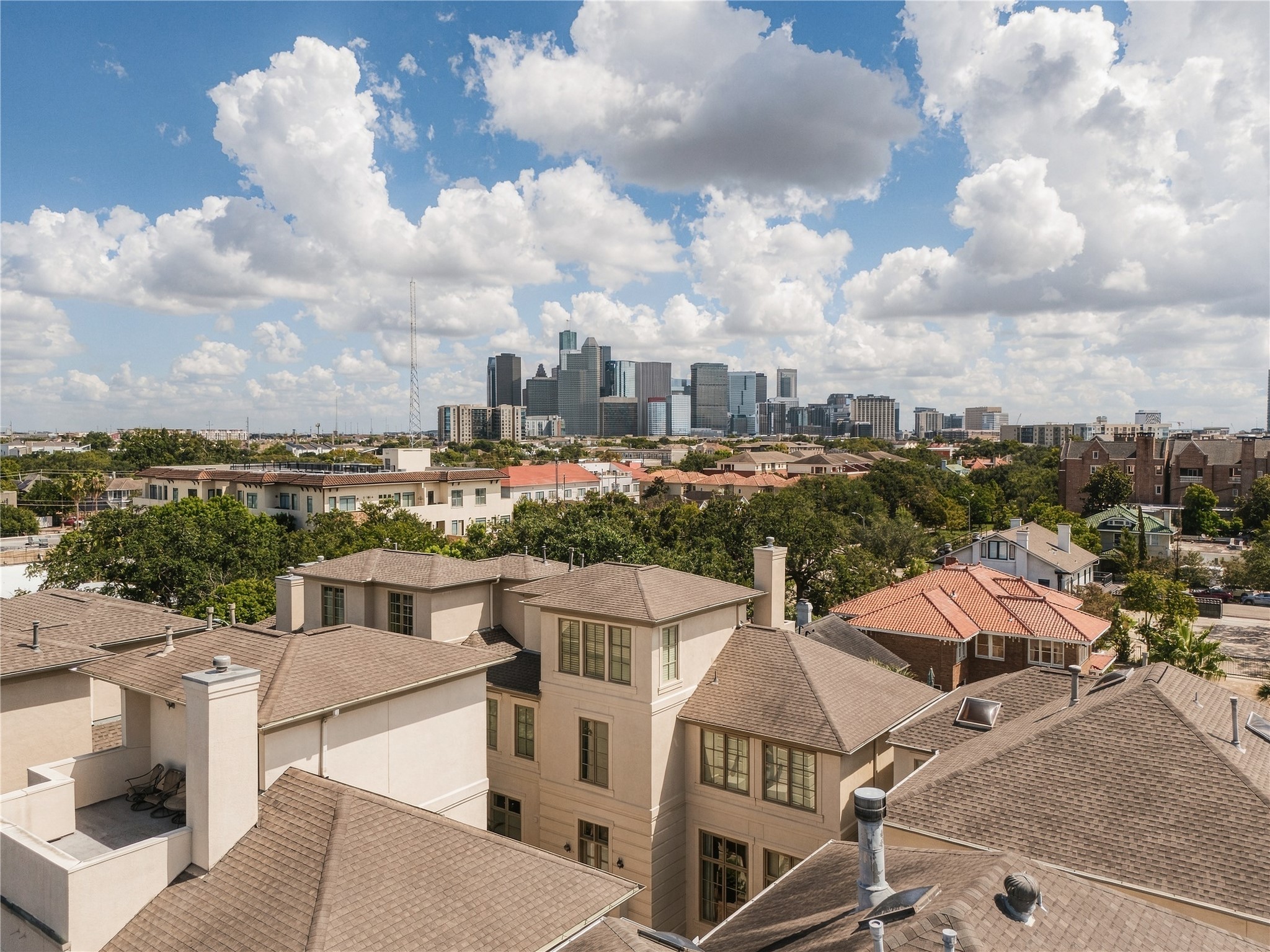 The unobstructed Downtown Houston skyline view sets 523 Lovett apart as the only home in Lovett Gardens with this vantage point.
