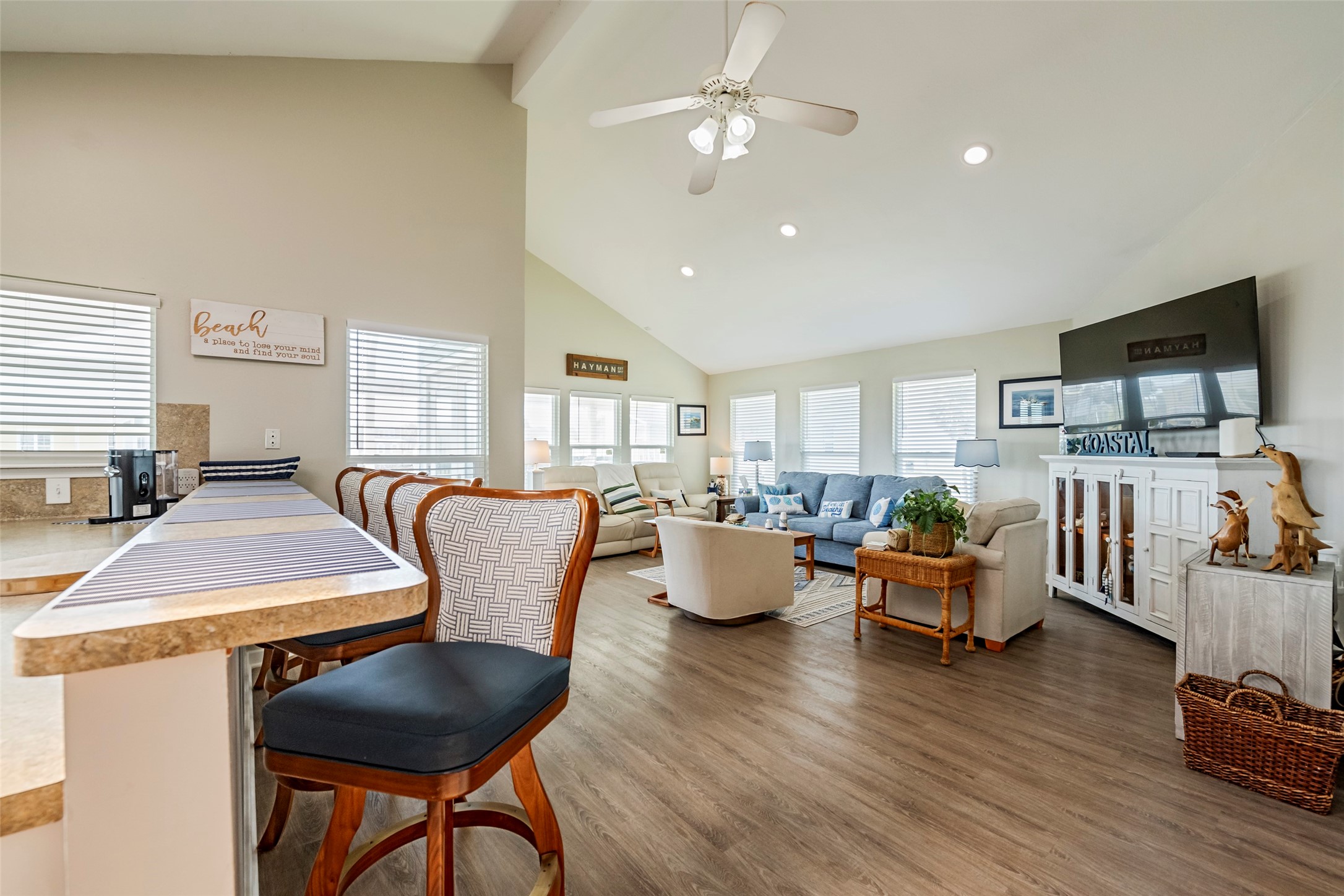 Breakfast Bar/Living Room