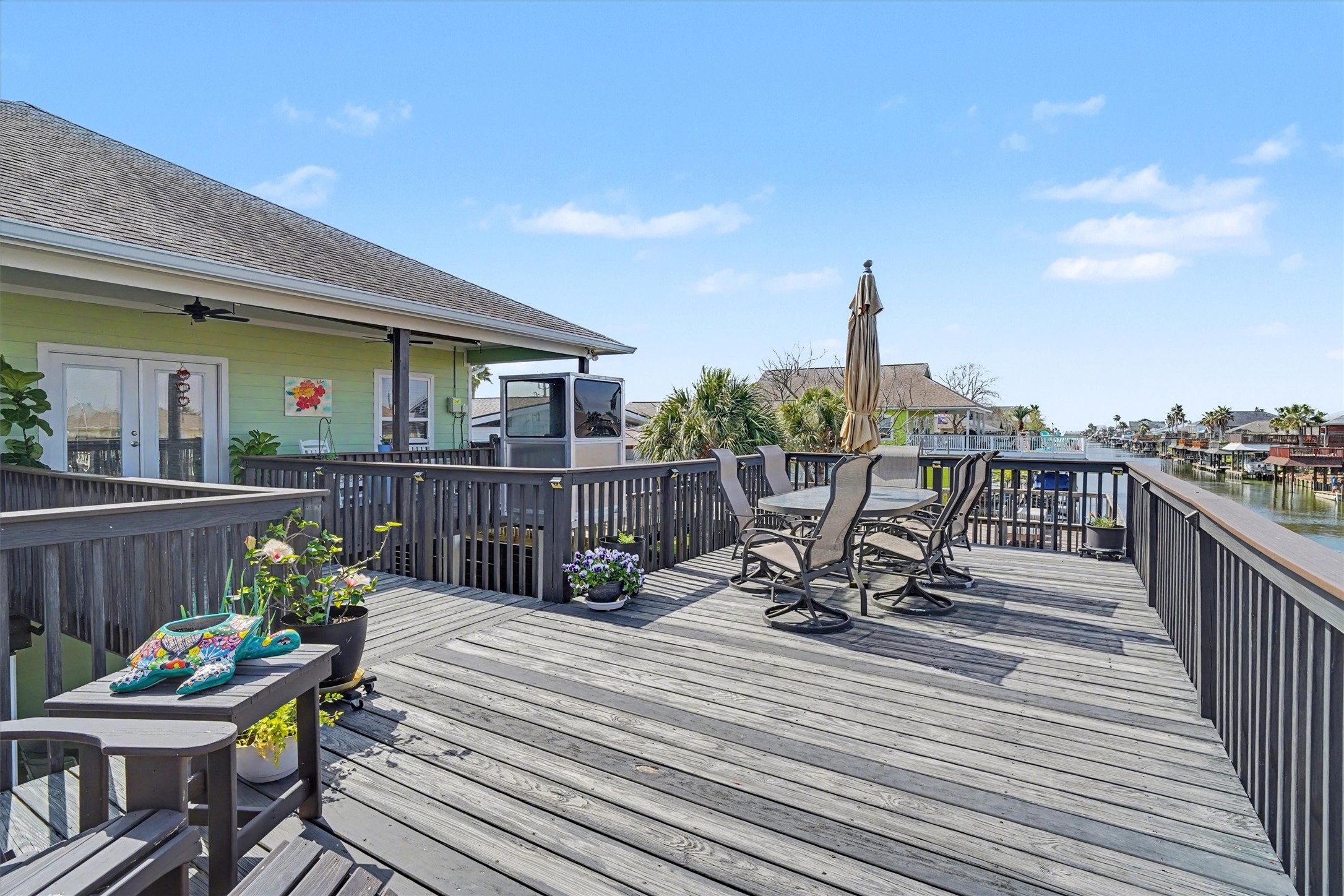View of the deck towards the lateral canal and the water side of the home
