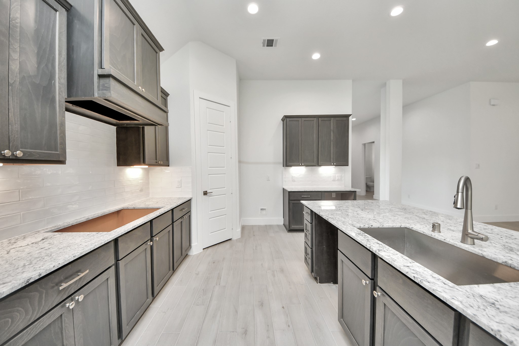 The kitchen is a culinary haven, featuring granite countertops, a tile backsplash, stainless steel appliances, 42 upper cabinets, and undercabinet lighting.