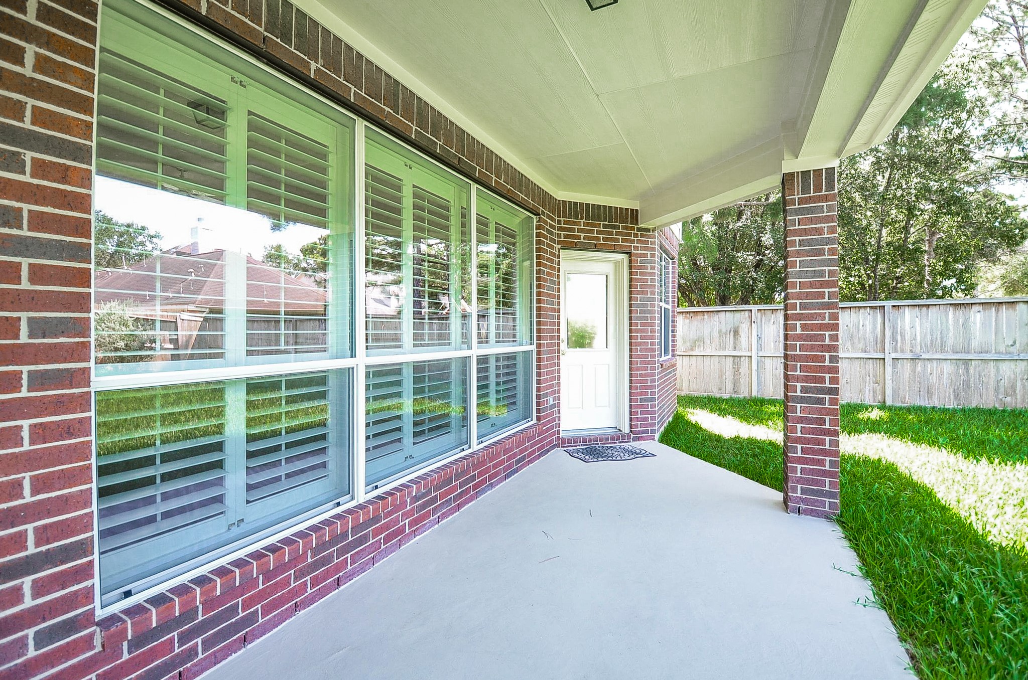 Charming home in a tranquil neighborhood with a spacious covered patio, ideal for relaxation and entertaining amidst lush greenery.
