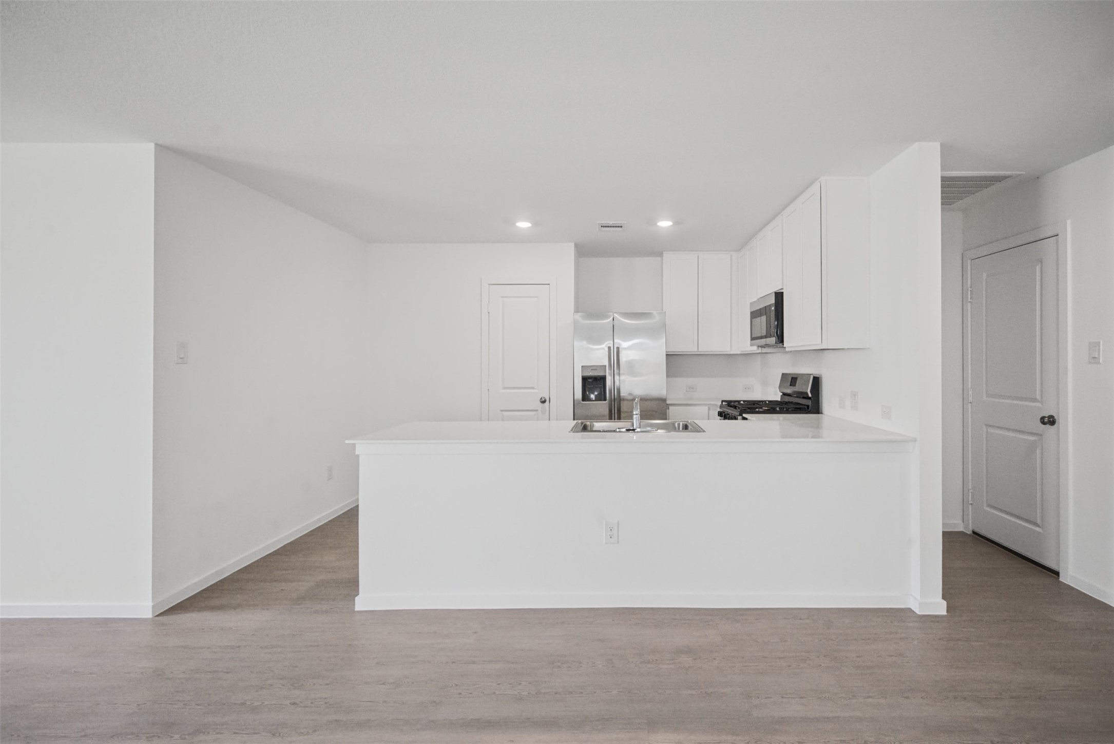 The heart of the home is ready for everyday living, with a generous peninsula that adds valuable prep space and creates a natural gathering spot for casual meals and conversation.