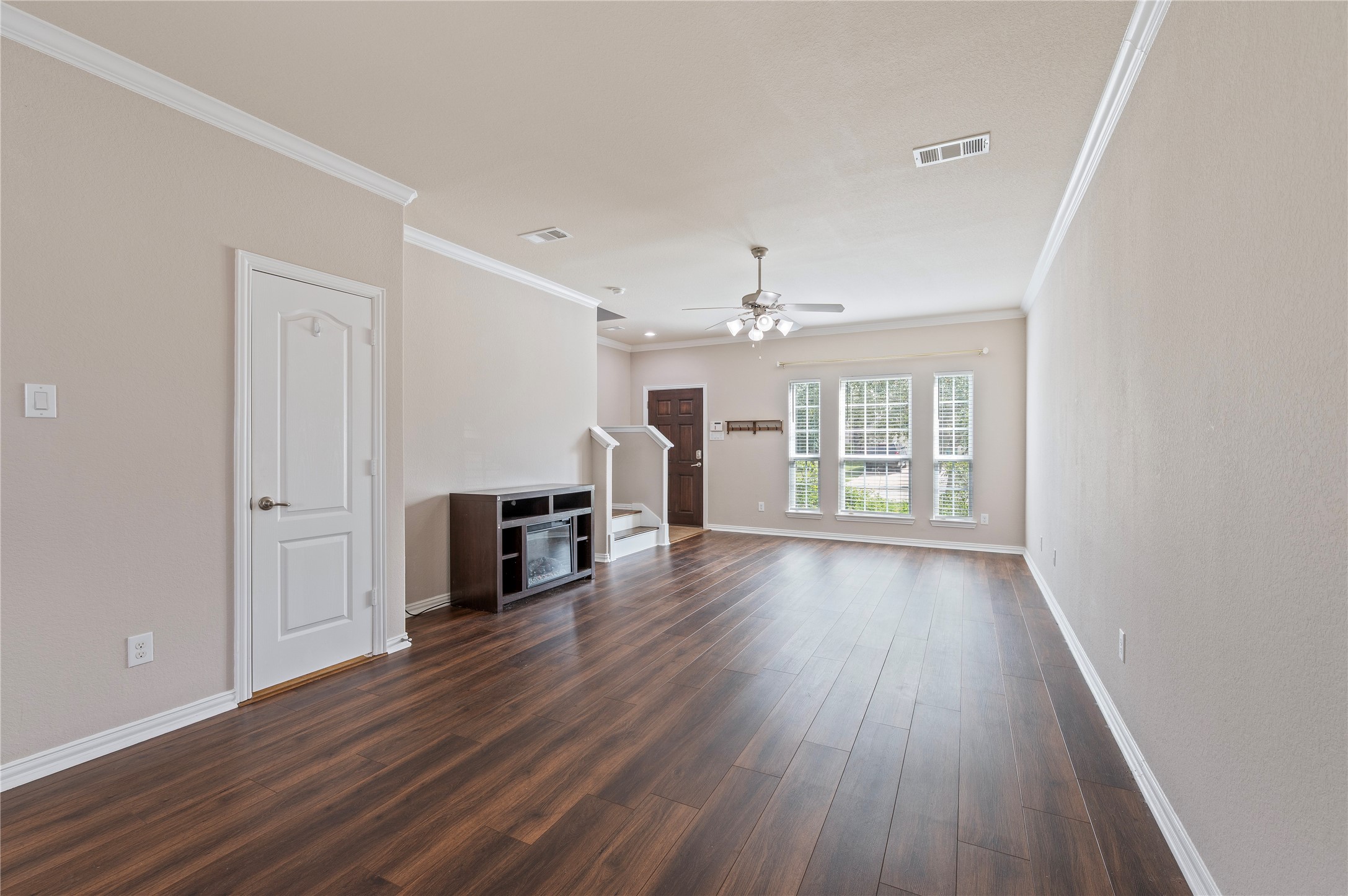 512 Forest Village Circle, La Marque, TX 77568