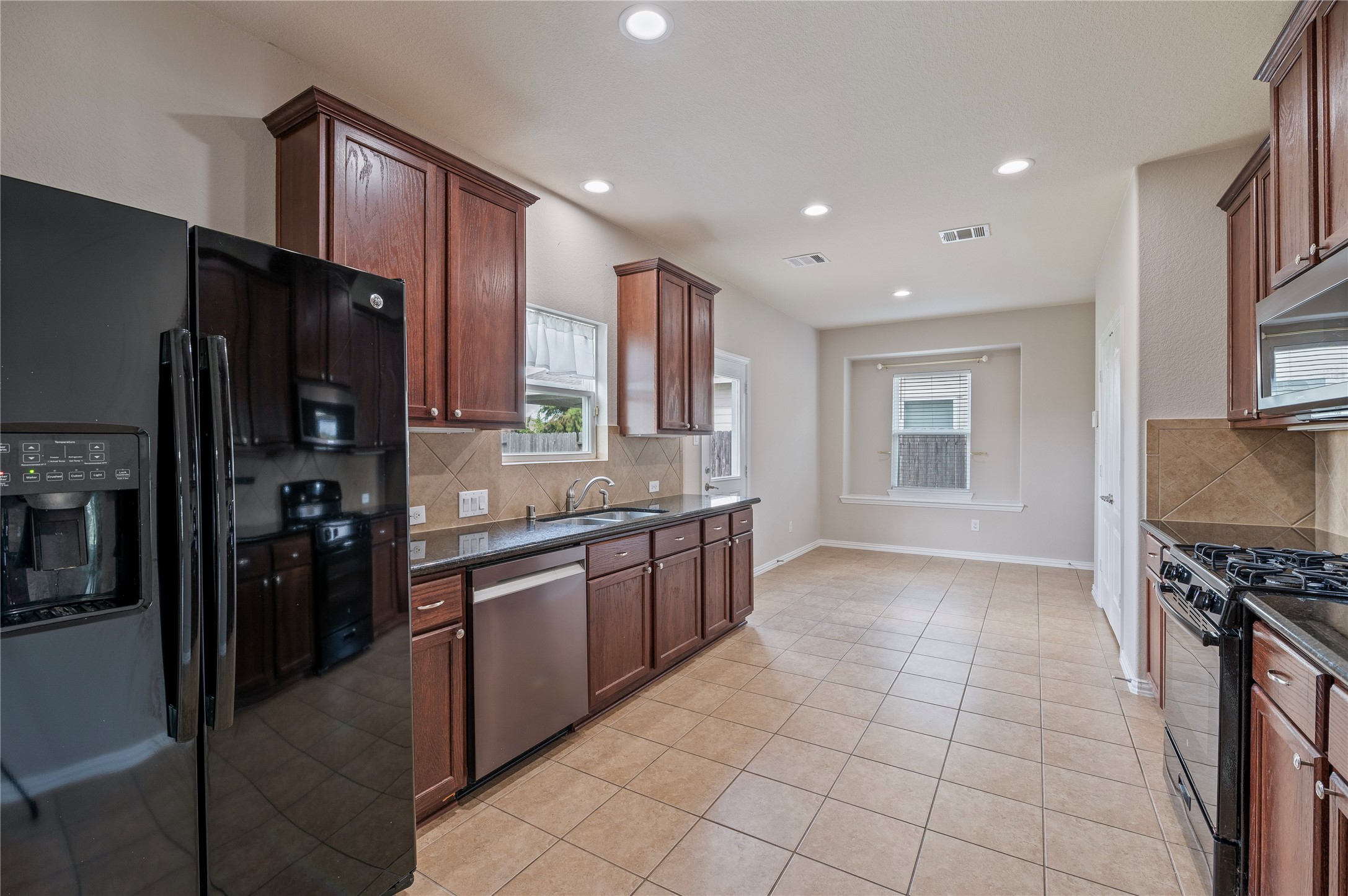 512 Forest Village Circle, La Marque, TX 77568
