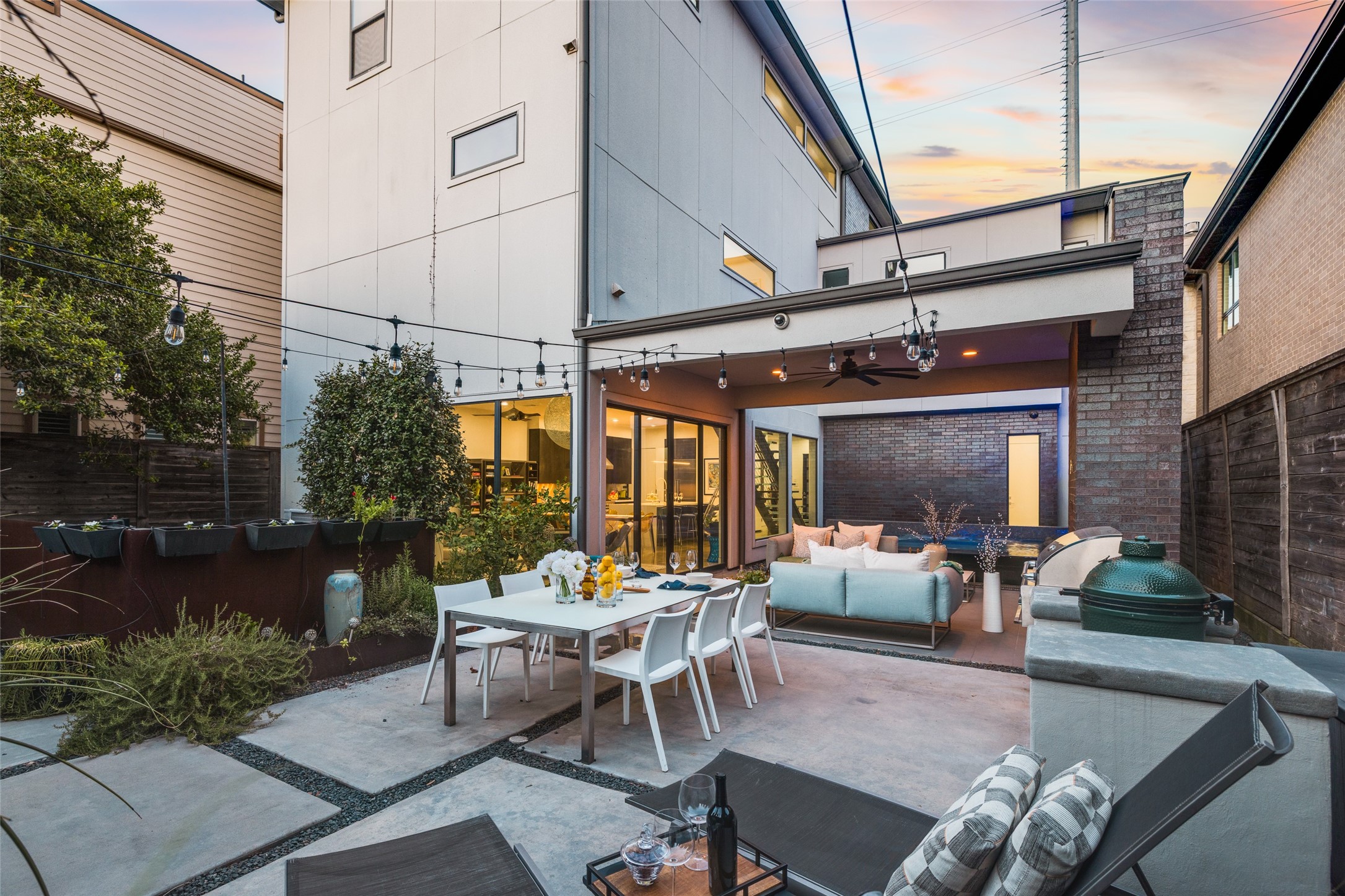 Lots of party & outdoor living space, covered patio, fire for cool Houston winter nights, great outdoor kitchen. Whole house 27KW natural gas Generac Generator