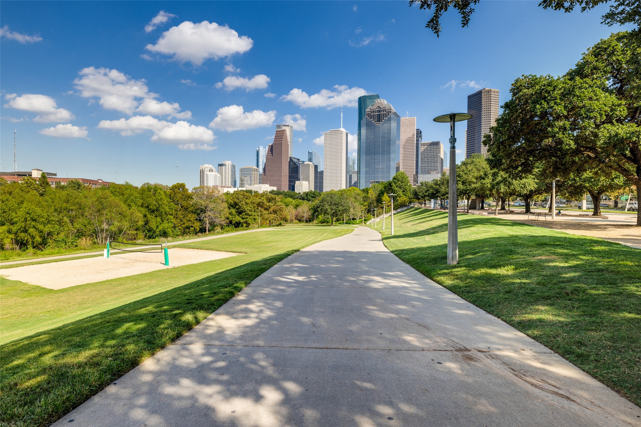 Short commute to Downtown Houston or Medical Center. Enjoy walking on Buffalo Bayou. Many great shops 7 restaurants near by to walk to