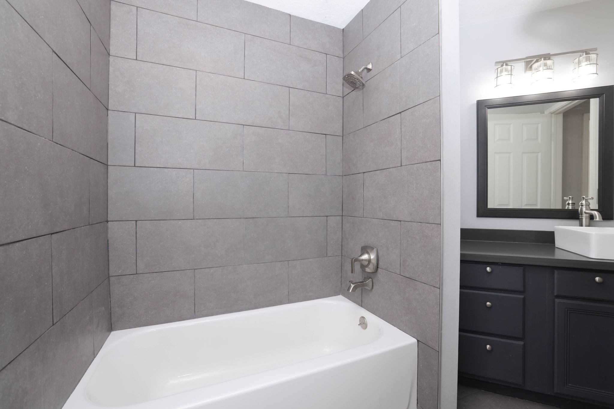 Secondary Bathroom with Tub/Shower Combo