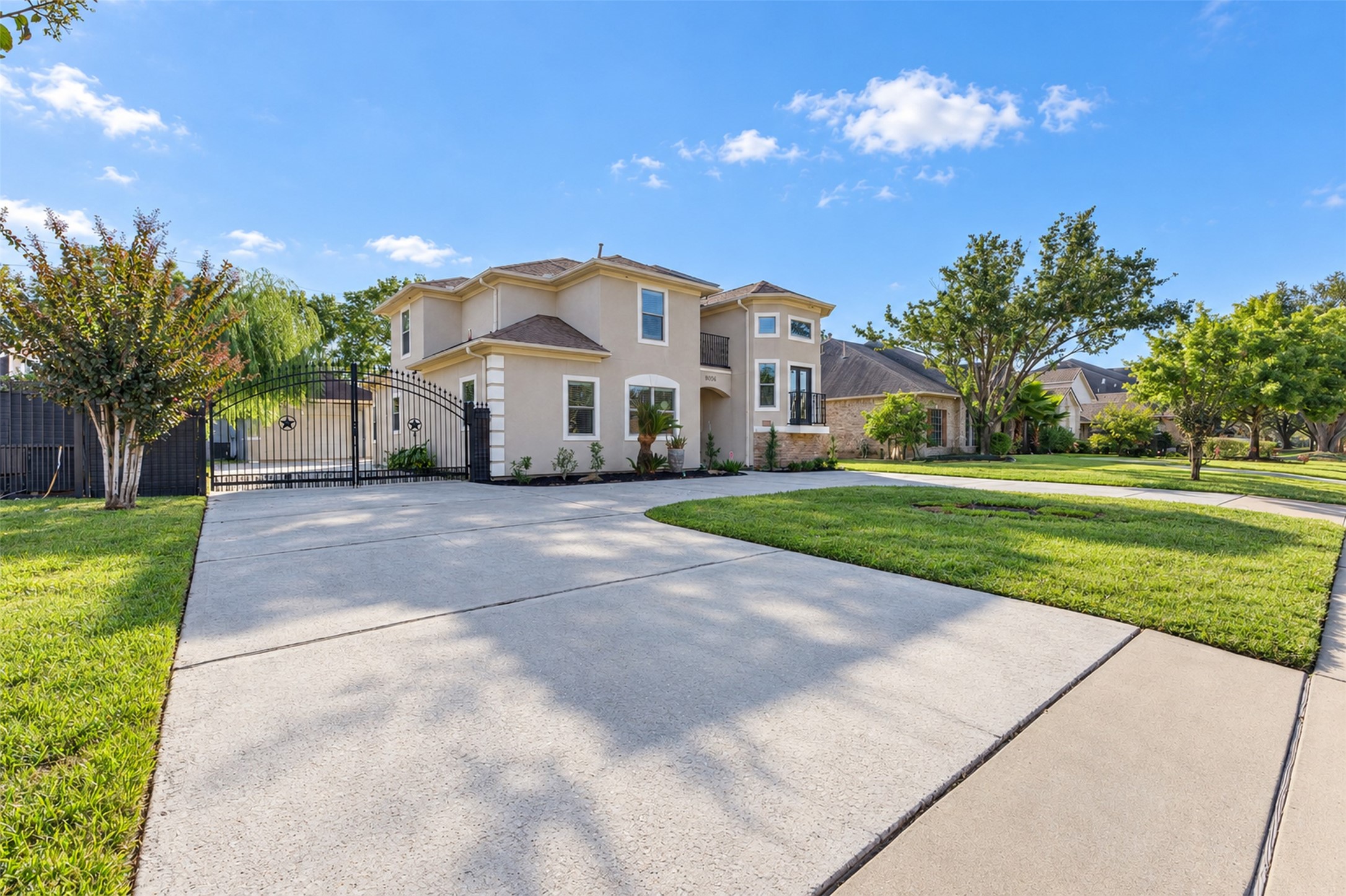 Detached garage with a spacious U-shaped driveway, offering convenient access and additional parking for guests.