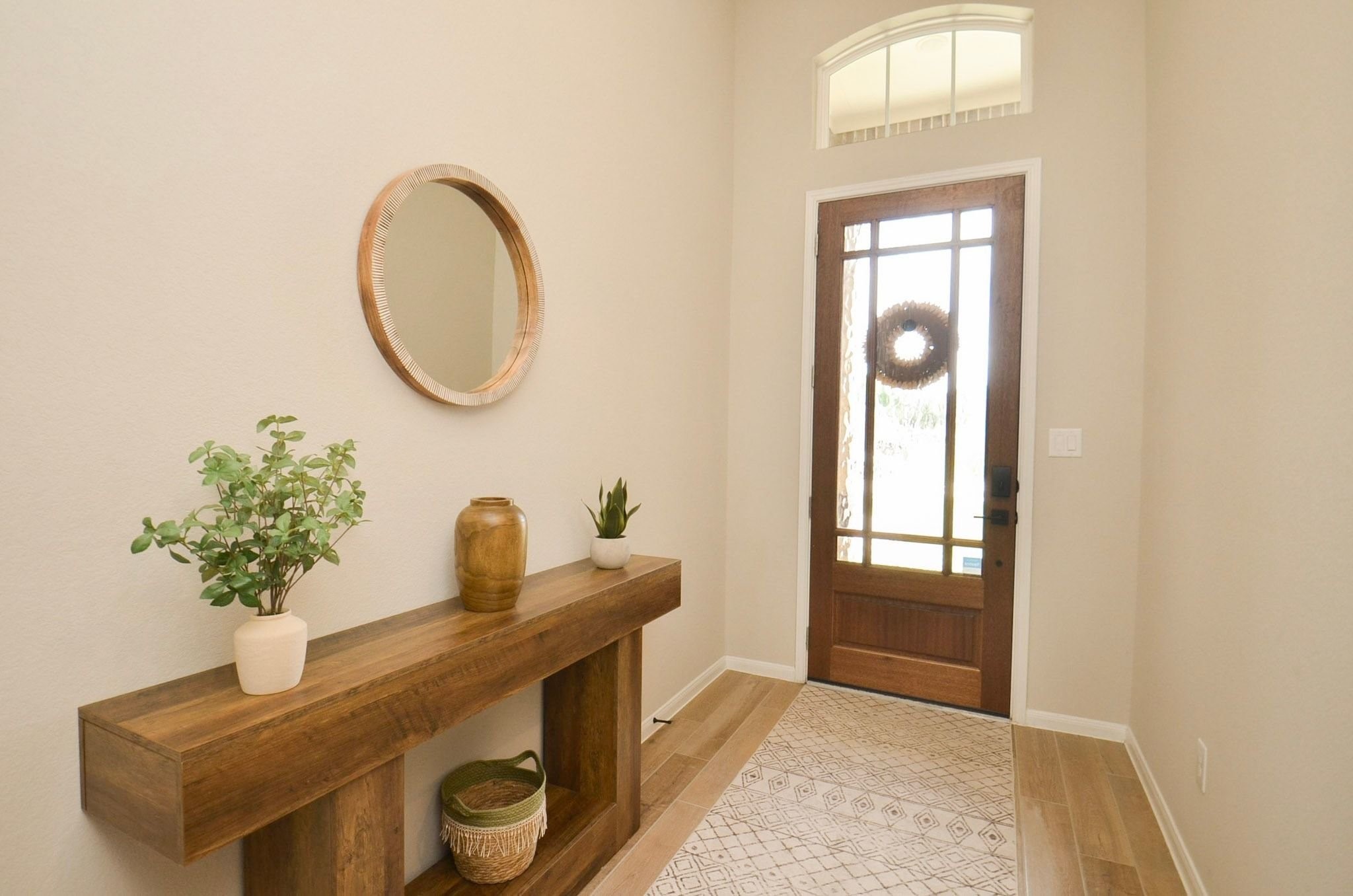 Bright and spacious foyer to welcome your guests