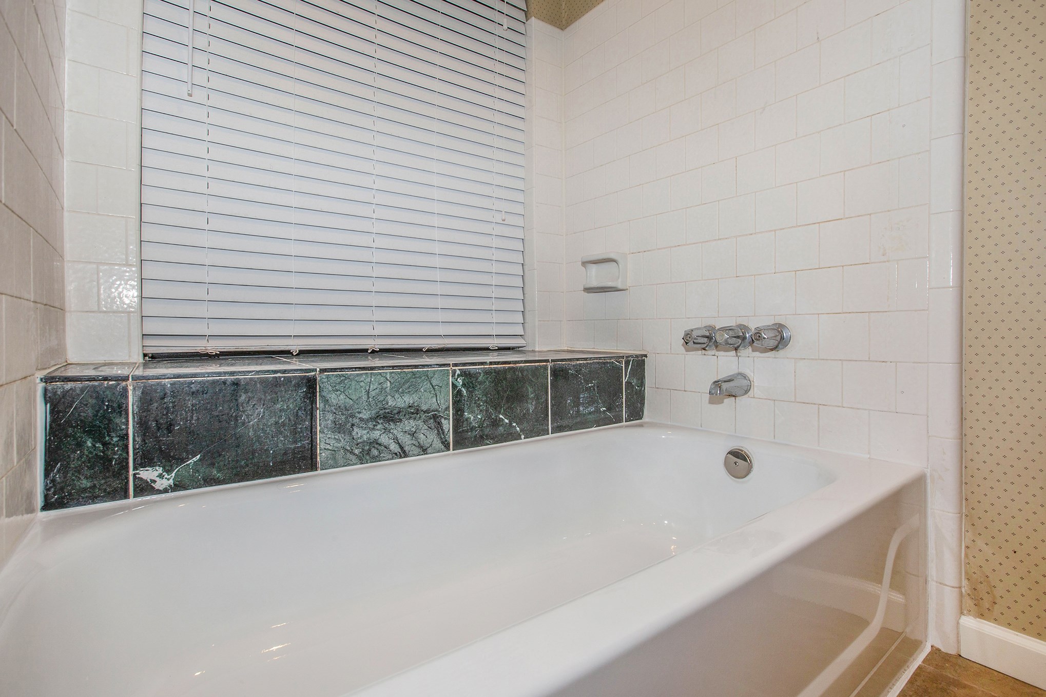 Tub/shower combination in master