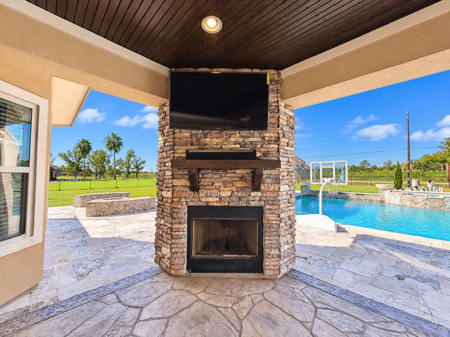 8999 Water Point Drive, Beach City, TX 77523