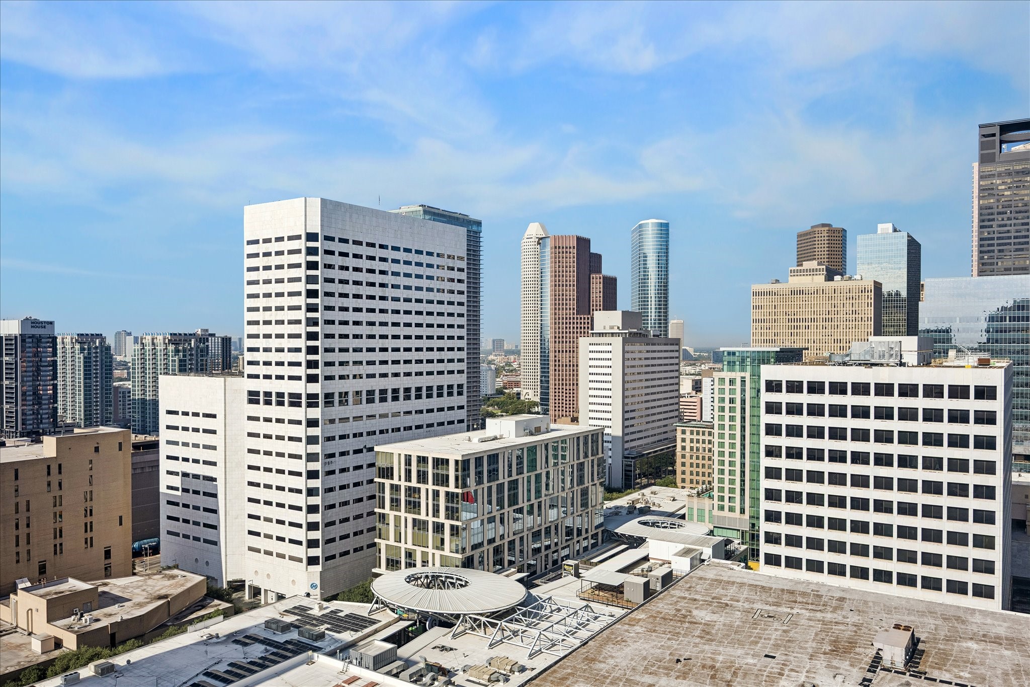 Downtown towers fill the skyline from this 26th floor vantage point. City views complement the
Four Seasons setting, where owners enjoy concierge service and access to the fitness center and pool.