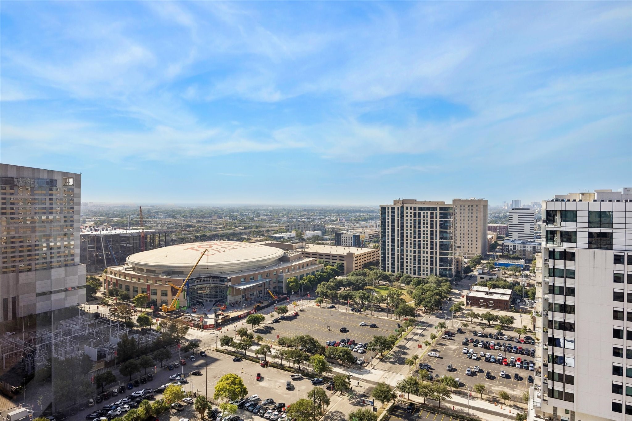 Toyota Center anchors this outlook from the residence, with downtown streets and the horizon beyond. Nearby dining, sports and entertainment destinations add convenience to everyday city living.