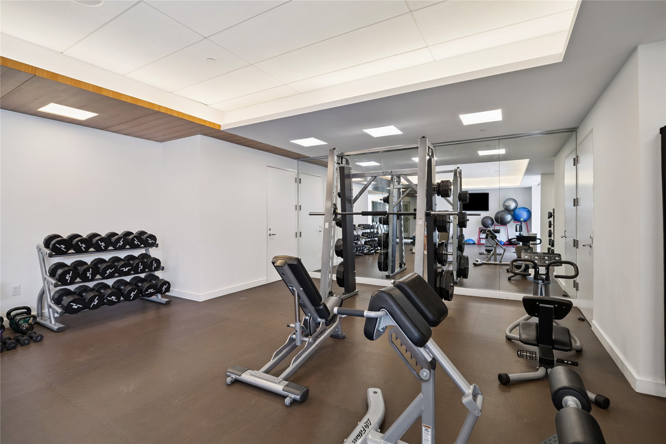 This well-equipped fitness space includes dumbbells, resistance machines, and a Smith rack, providing everything needed for focused strength training. Mirrors and open design create a bright, motivating environment to round out the Four Seasons fitness offerings.