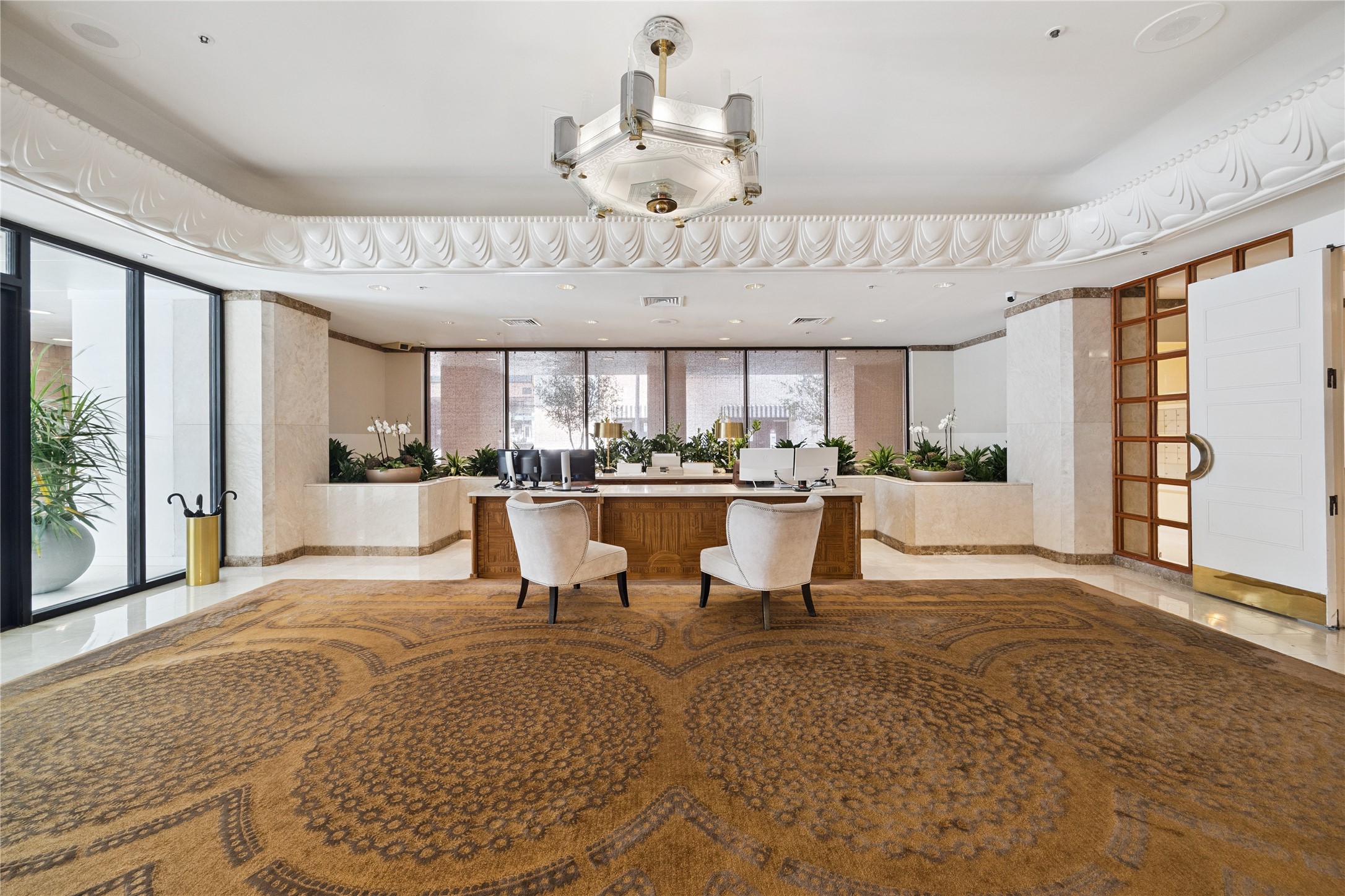 The private lobby offers an elegant welcome for residents and guests, complete with a dedicated concierge available around the clock. Attentive staff and refined design reflect the personalized service that defines the Four Seasons lifestyle.
