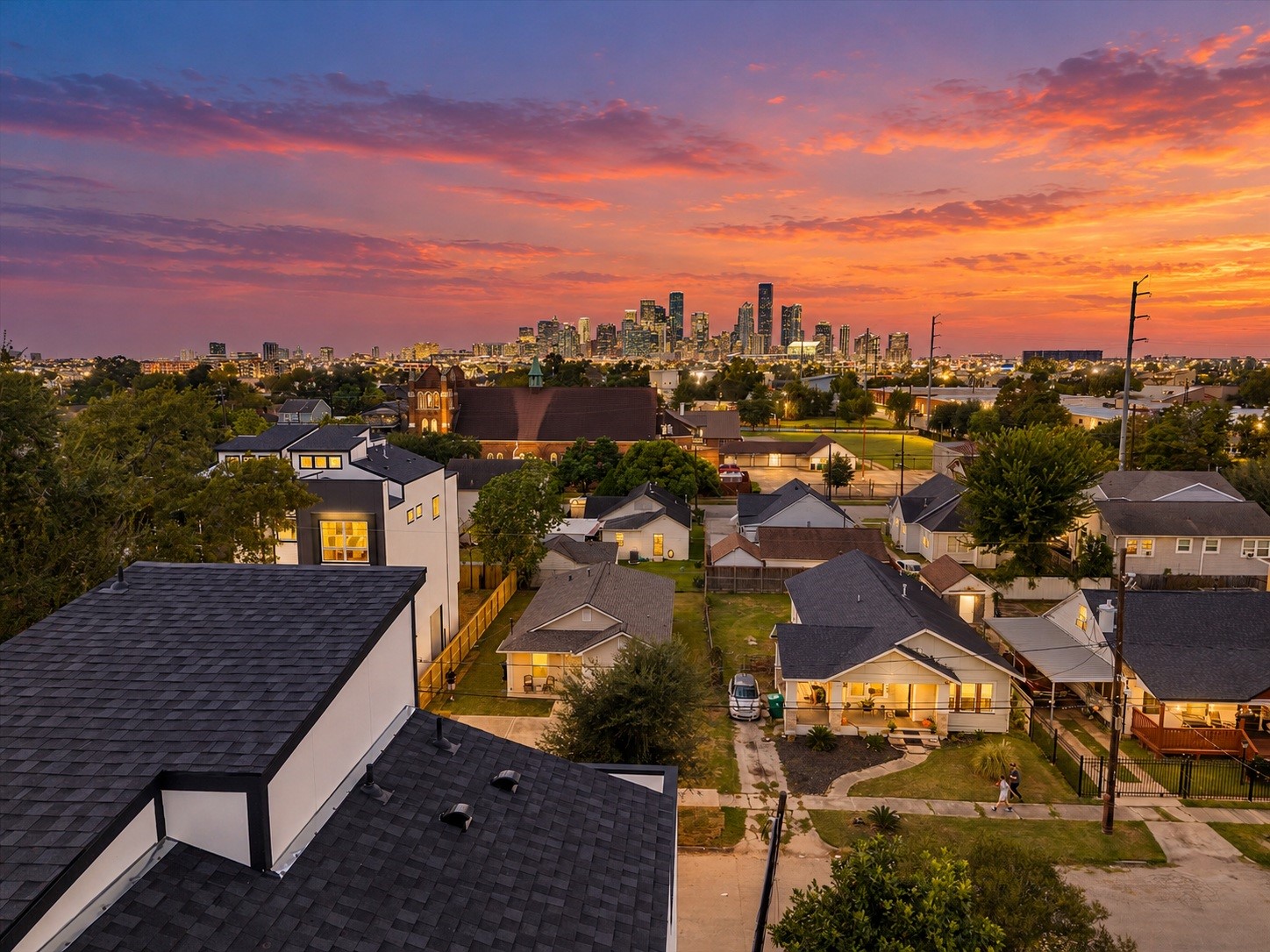 A private rooftop terrace offers spectacular views of the beautiful Downtown Houston skyline.