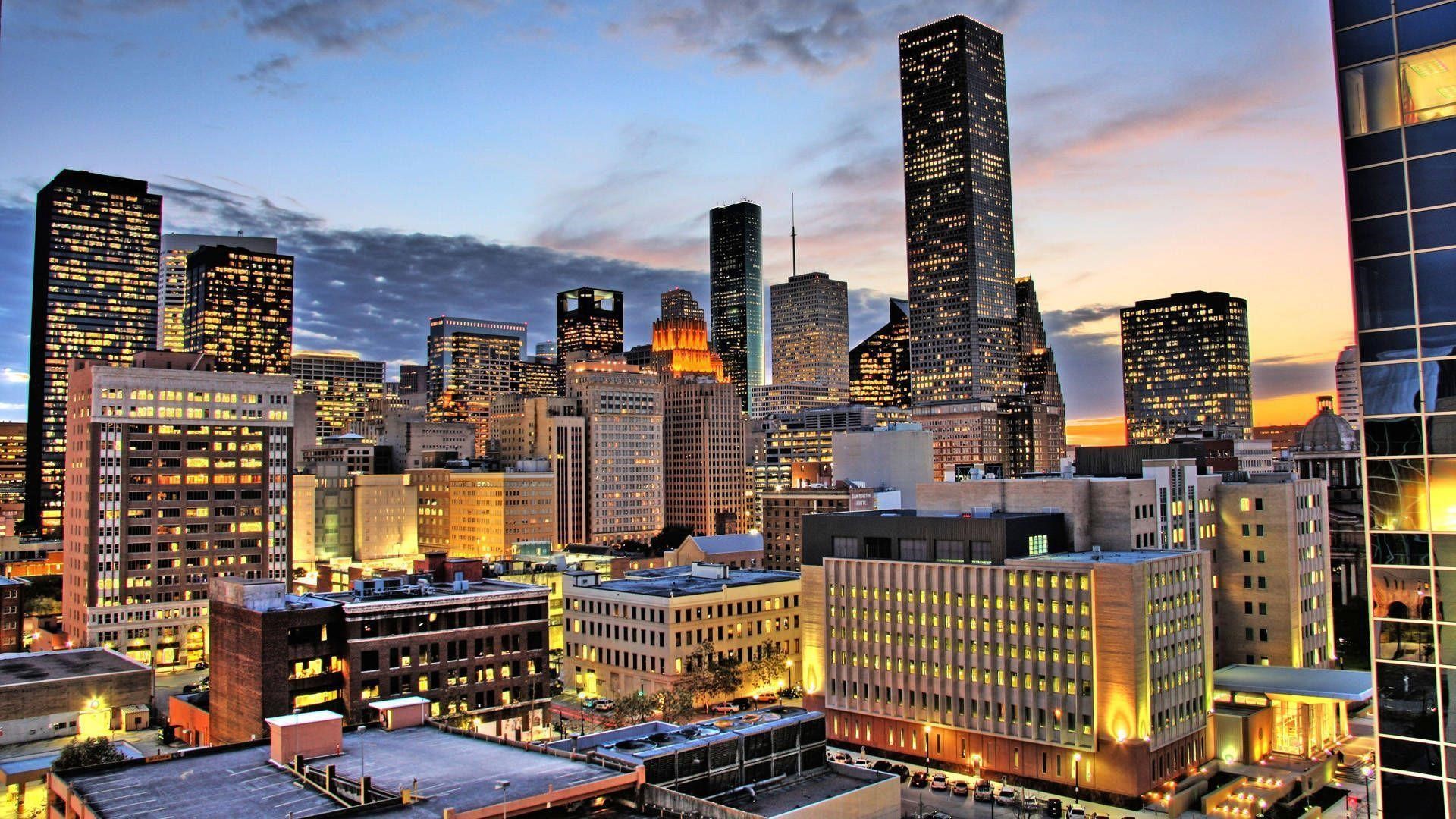 Enjoy a lifestyle connected to downtown Houston, with dining, entertainment, sports, and urban destinations just moments away.