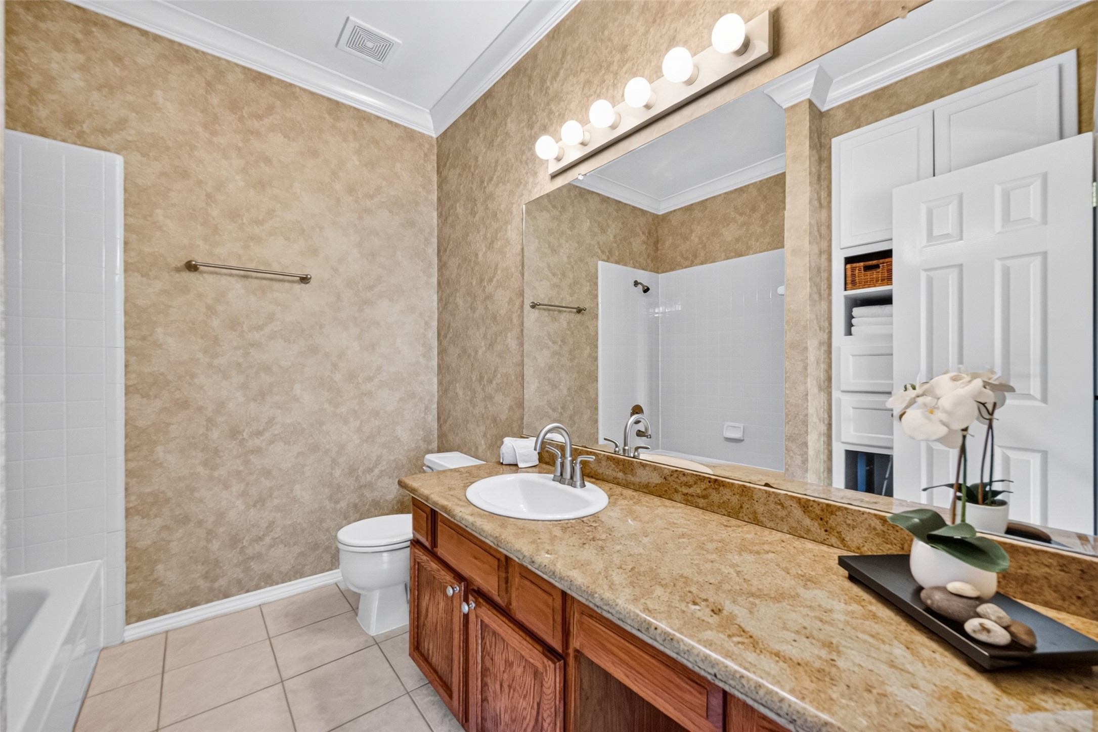 404 Wilcrest Drive, #404, Houston, TX 77042