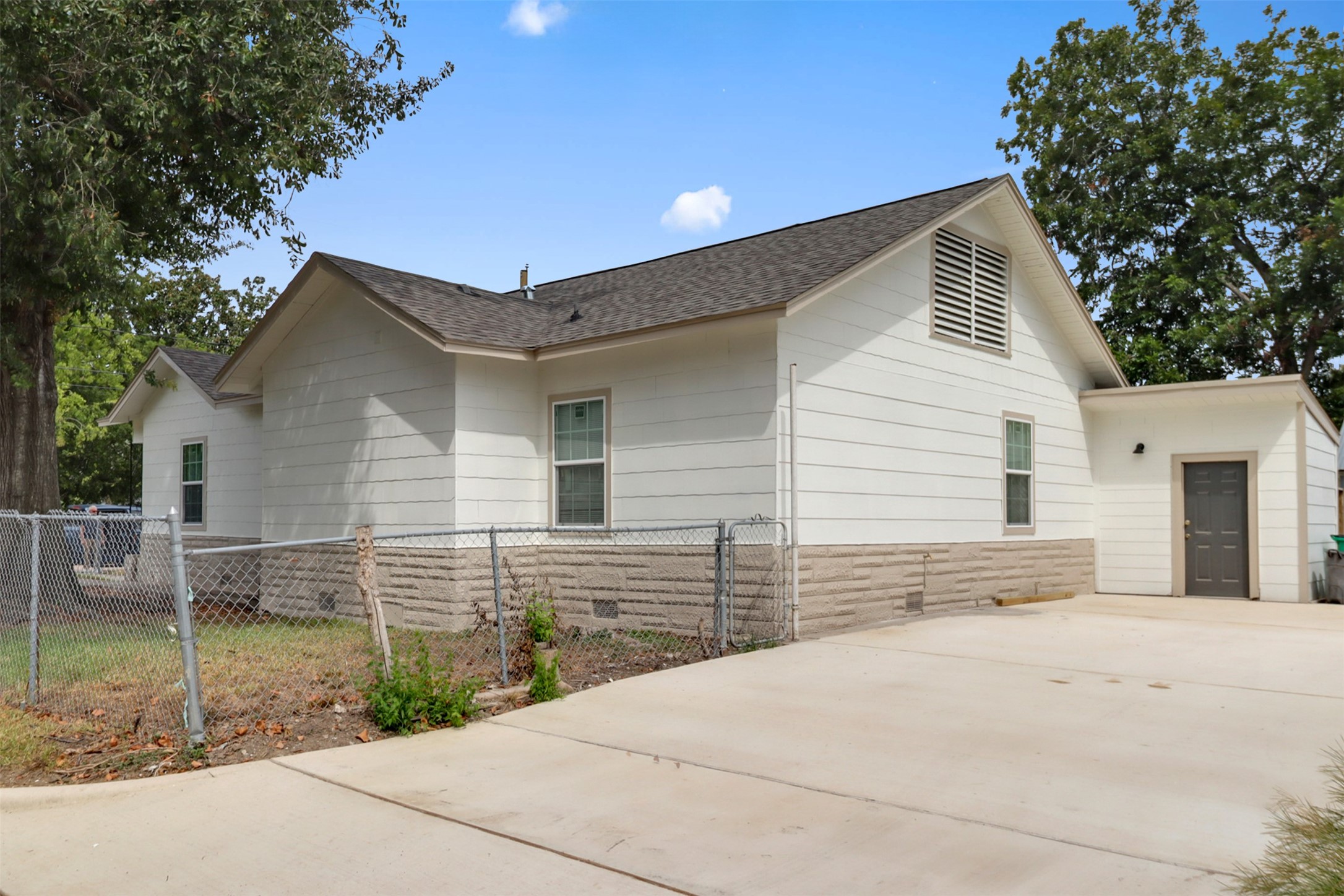 101 E James Street, Baytown, TX 77520