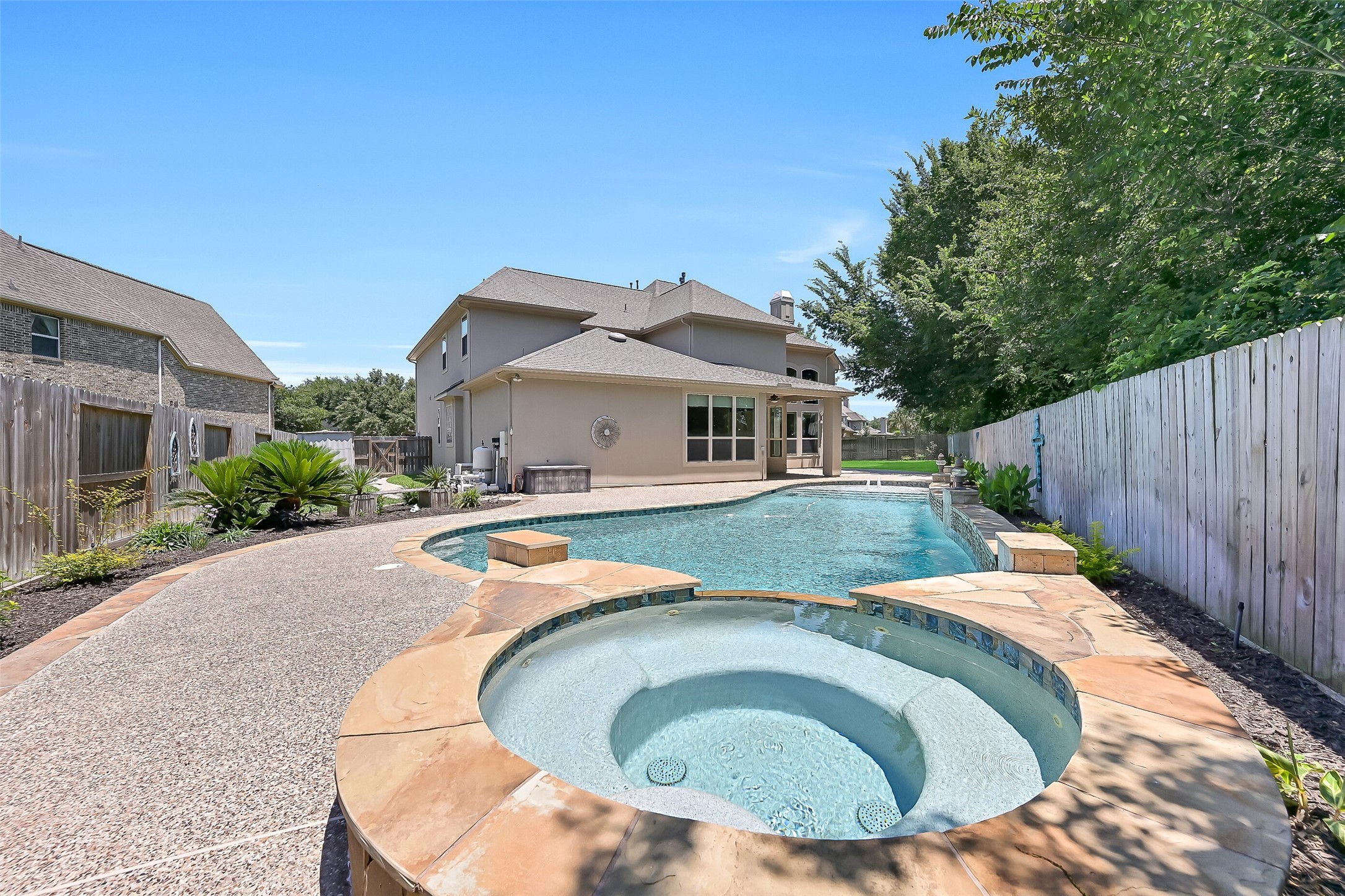 The oversized 7 spa comfortably accommodates 57 people and flows seamlessly into the pool, while the deep end includes a convenient second staircase for easy access.