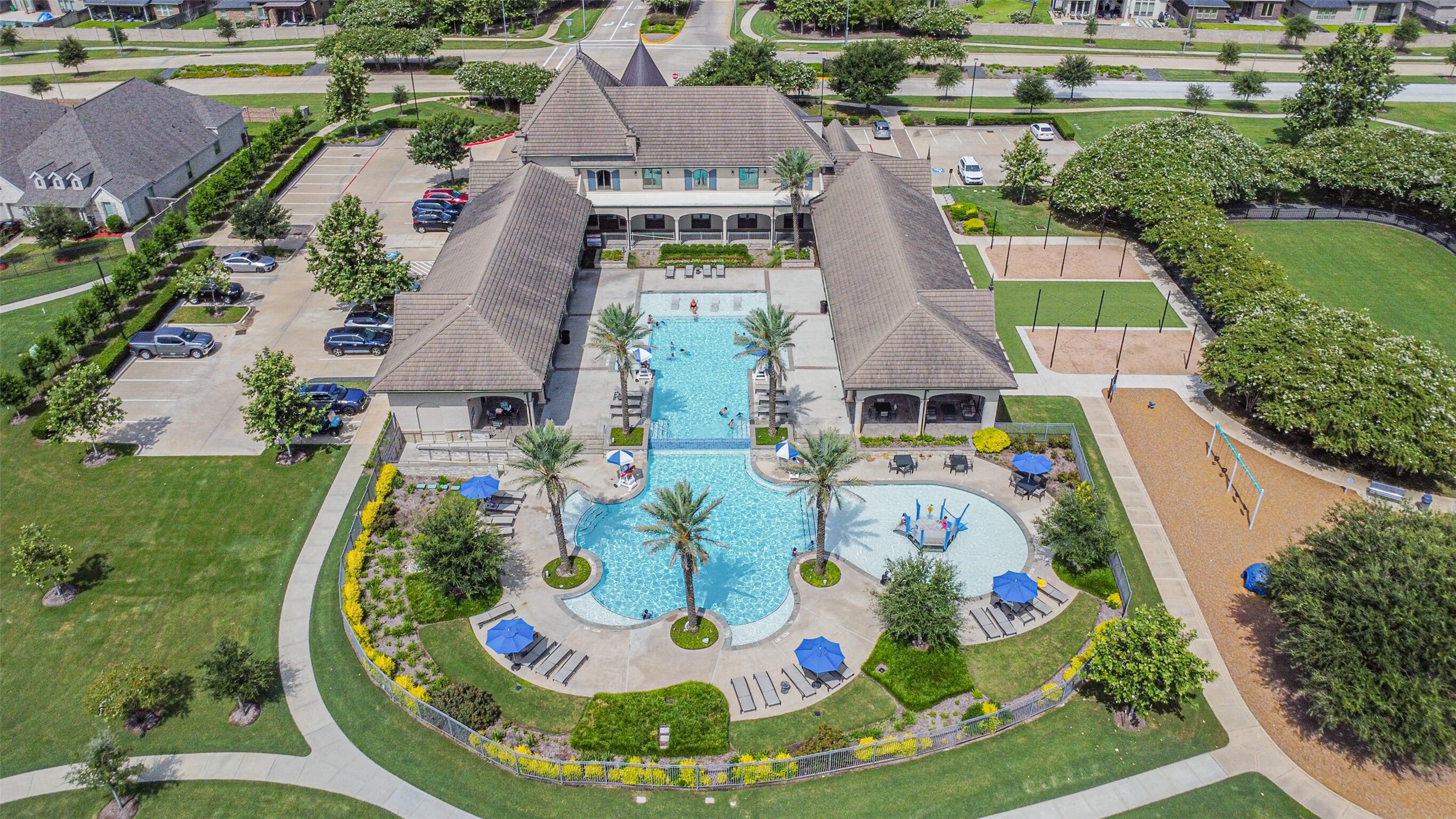 Relax at the Amira pool located in the center of the neighborhood.