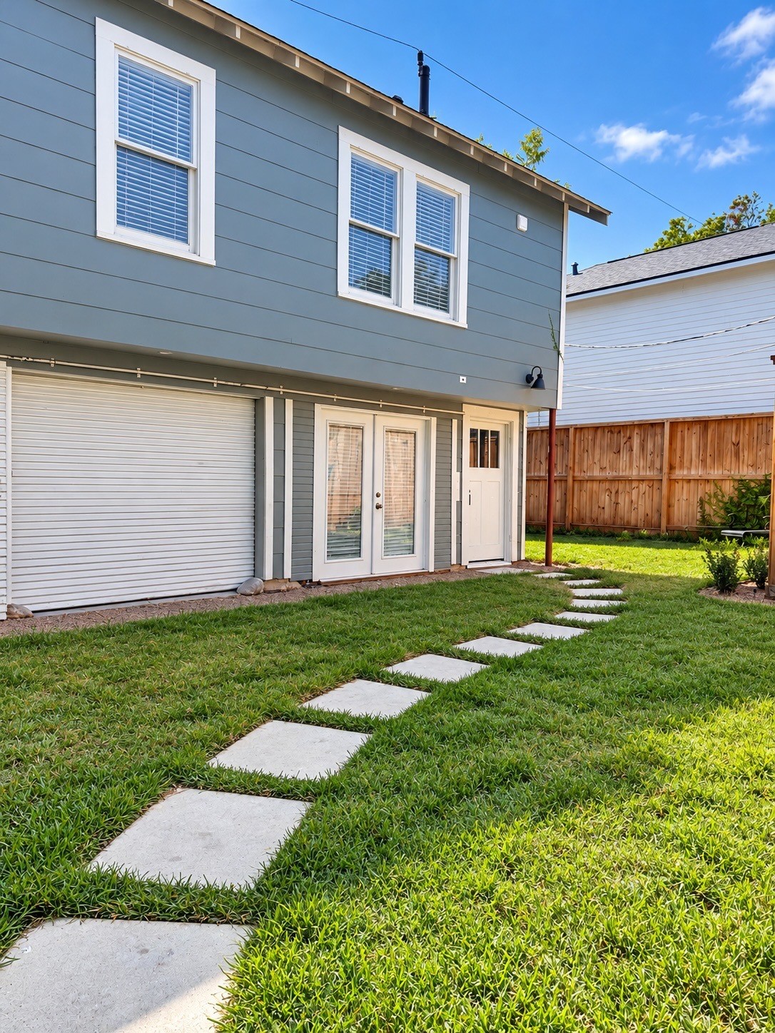Charming garage apartment with access to a large communal yard and green space. Friendly dogs welcome!