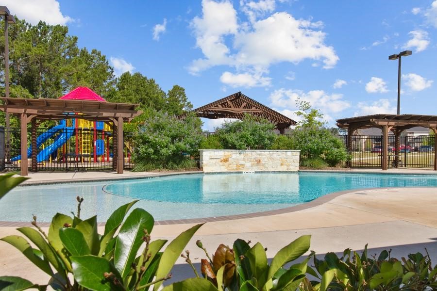 437 Summerset Landing Court, Conroe, TX 77304