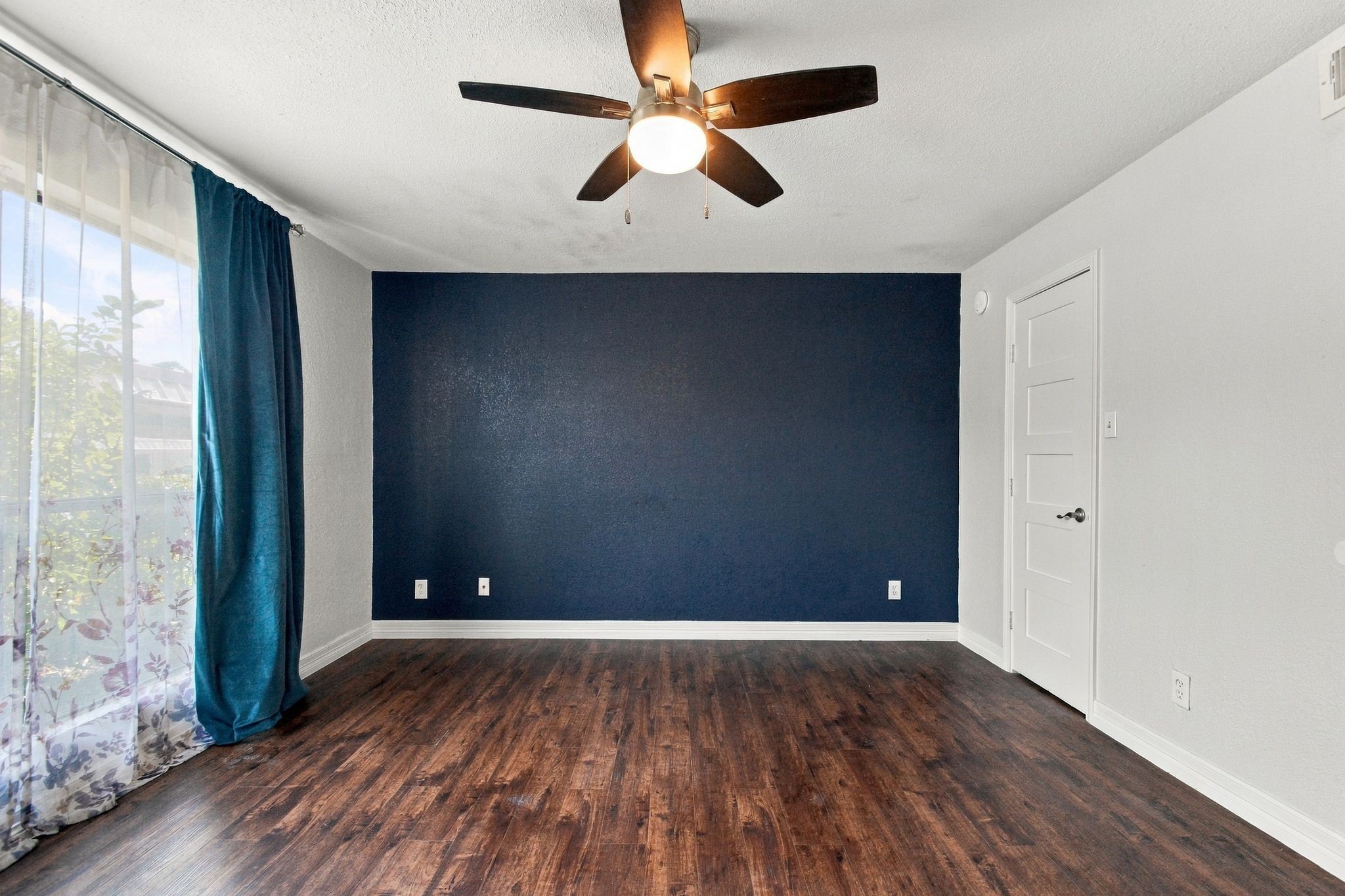 The ceiling fan light is also upgraded - when this condo was built, a lot of units didn't have it wired in the ceiling!