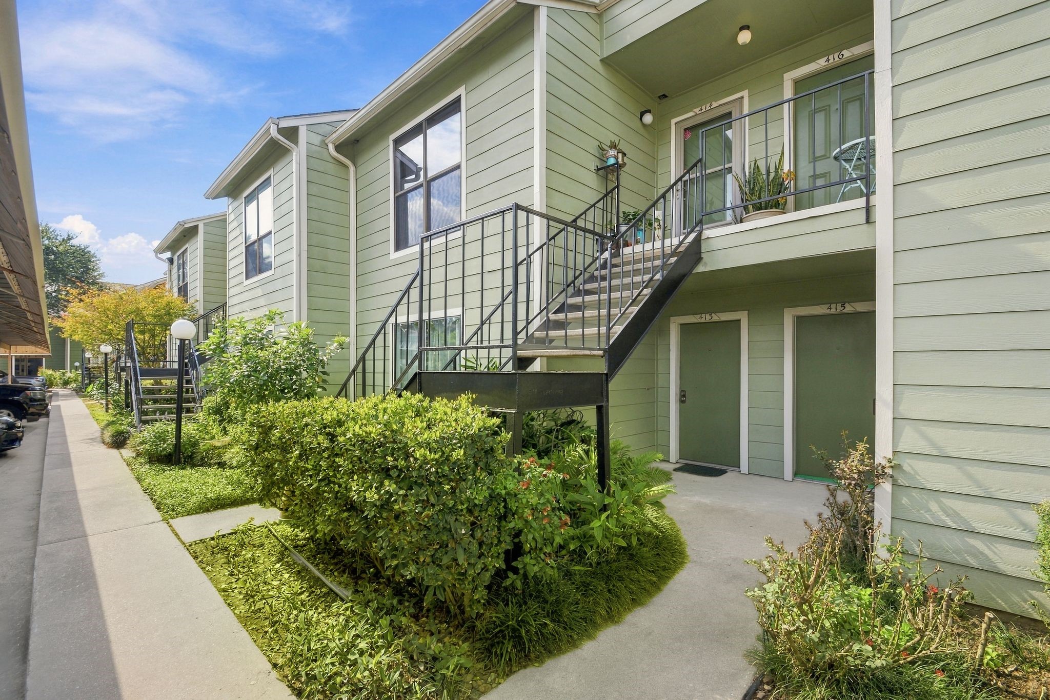 The exterior building is beautiful too and well maintained by the HOA The exterior building is beautiful too and well maintained by the HOA