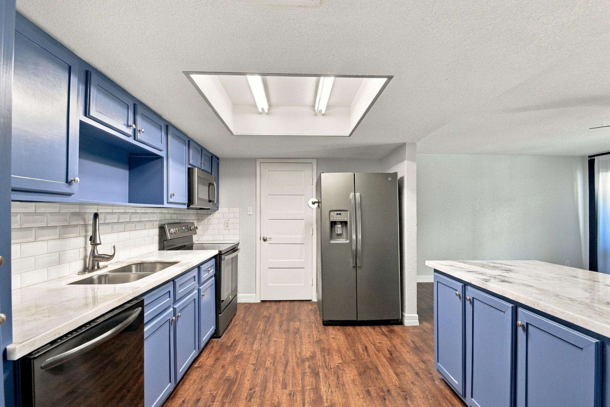 Welcome home to this beautifully updated condo in Northwest Houston. It features upgraded quartz counters that look a lot like marble - beautiful high grade! appliances are also newer and the current Seller is in the process of replacing the dishwasher within the next 2 weeks. It is a very open floor plan and feels much larger than it really is. Welcome home to this beautifully updated condo in Northwest Houston. It features upgraded quartz counters that look a lot like marble - beautiful high grade! appliances are also newer and the current Seller is in the process of replacing the dishwasher within the next 2 weeks. It is a very open floor plan and feels much larger than it really is.
